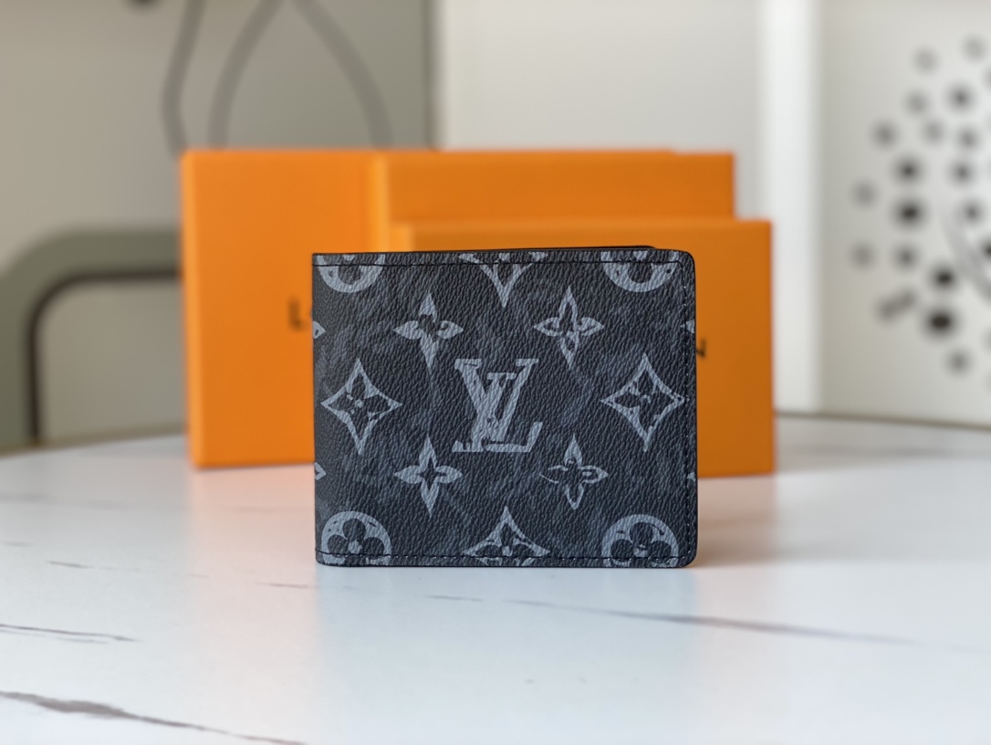 Genuine leather bifold wallet, exterior view