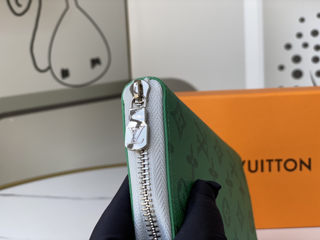 Premium leather long wallet cash compartment