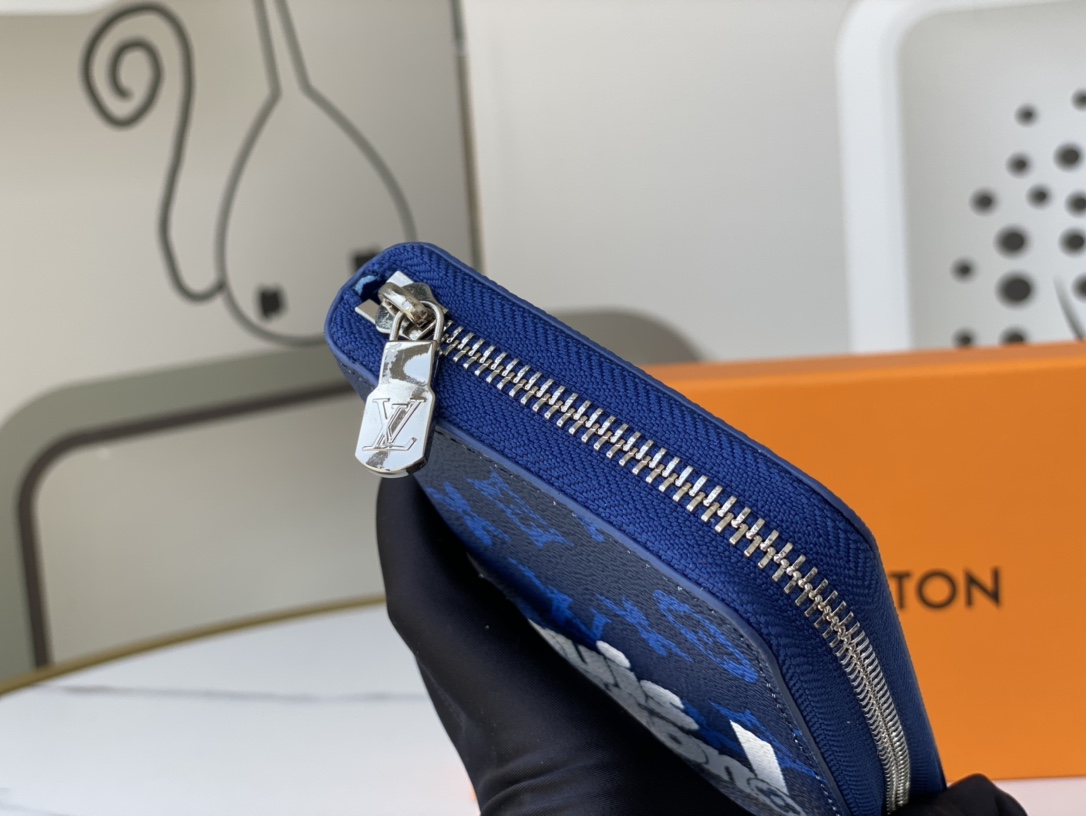 Leather wallet zip closure detail