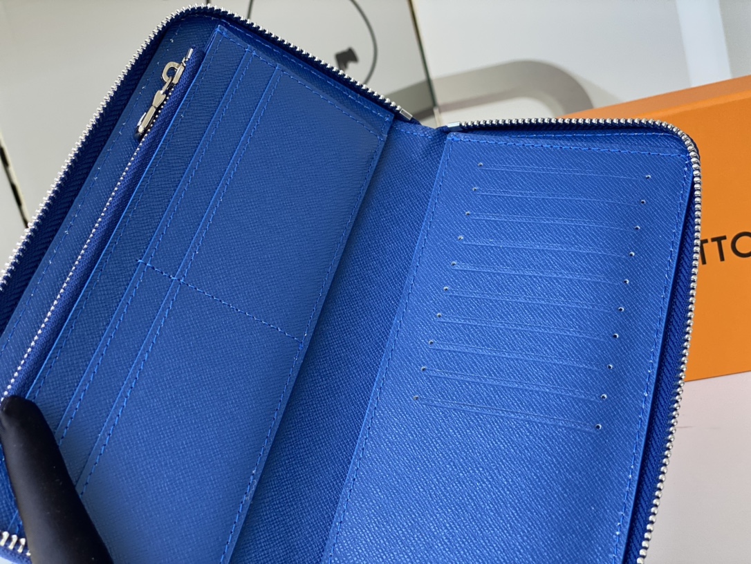 Leather wallet in use