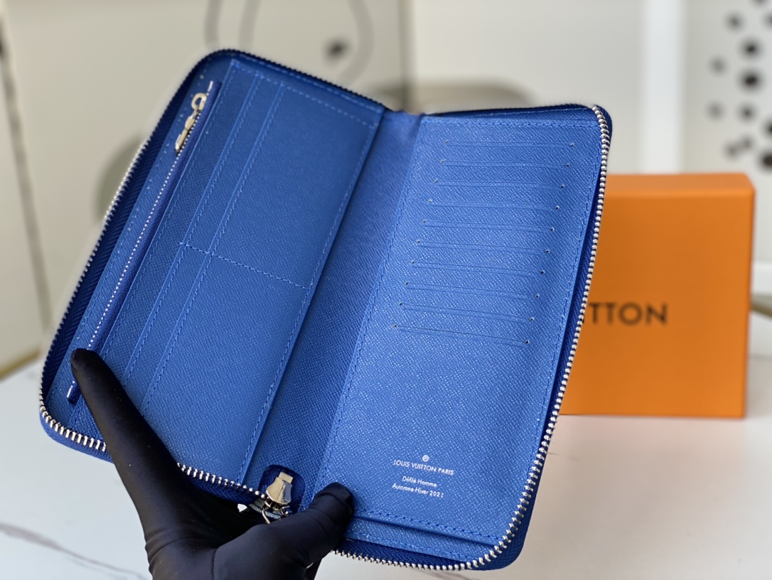 Leather wallet in hand