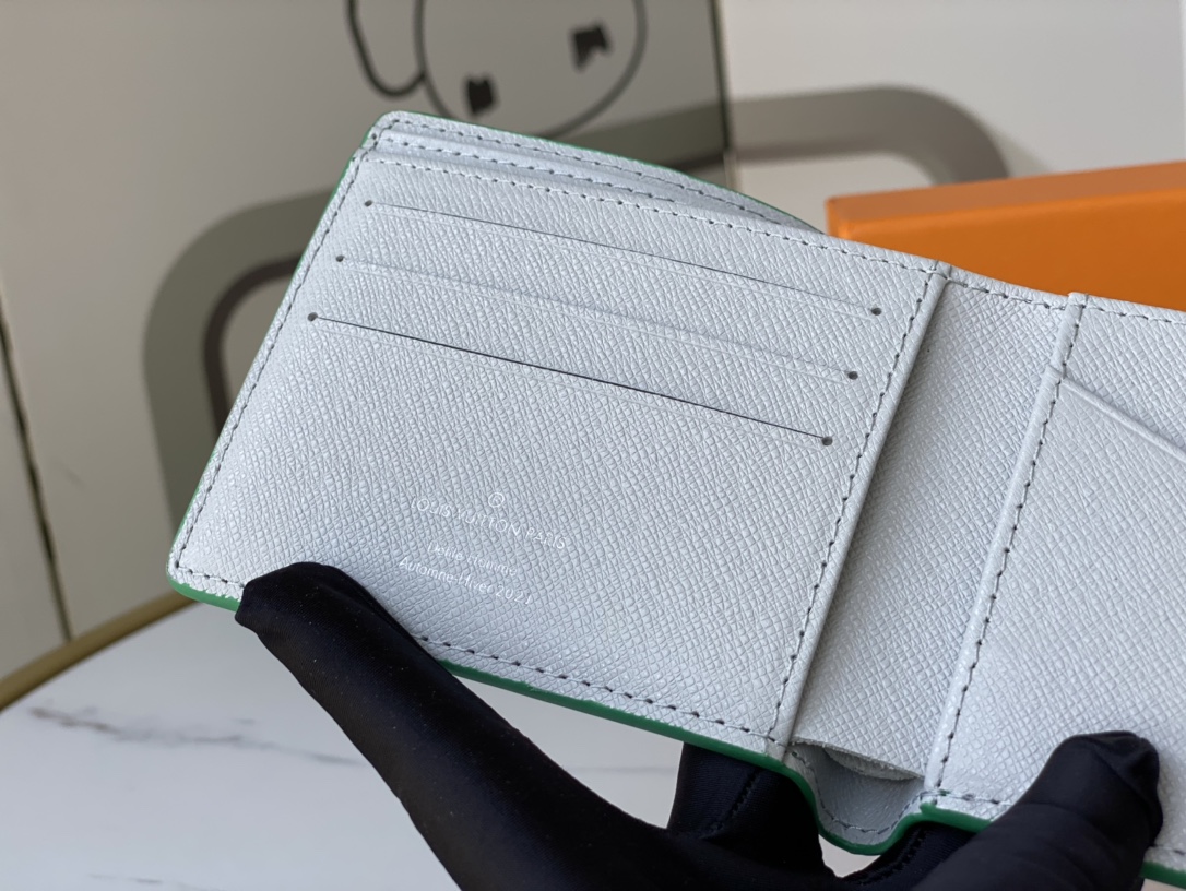 Cash compartment of the bifold leather wallet