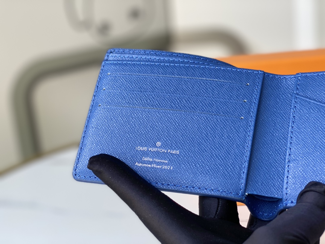 Cash compartment of the bifold leather wallet