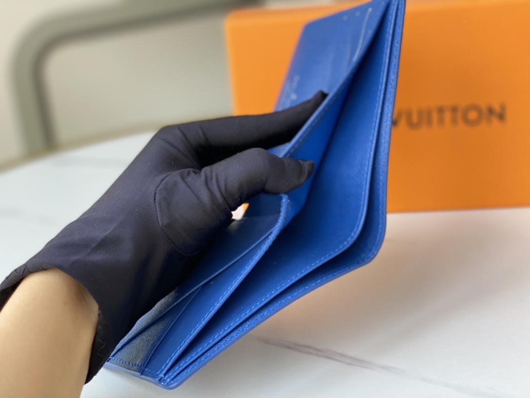 Product in use showing the wallet in a pocket or bag.