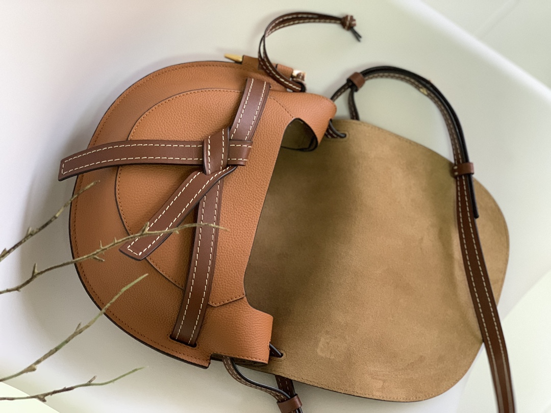 L⊚℮w℮🌟 Gate马鞍包专柜品质出货啦👍🏻采用原厂荔枝纹小牛皮 😍性感垂坠皮革条和蝴蝶结前束带 内里