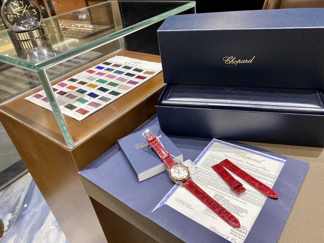 NO:389893,Exclusive to the entire network!  Chopard Happy Diamond The counter has 33 new size, this size is simply perfect... New model produced by HW factory The counter has the latest size 33mm!  The 30 I posted before was too small and the 36 was too big. Now I don’t have to worry about the size, so I’m happy and worry-free!  Swiss shell factory polishes fine shell covers. Dancing happy diamonds. 'Gold and diamond' means gain and profit. Diamonds are eternal and diamond-set in the middle can slide freely. Every detail is perfectly restored to the authentic product!  Choard's classic masterpiece is inspired by a 33mm diameter case inspired by the golden ratio, and is made of 18K rose gold that meets the standards. It is equipped with an imported 9039 movement, restoring the authentic calendar-free one-level design!  The movement is stable and zero reworked!  It reveals a unique personality. The HaySort watch witnessed Choard's commitment to sustainable luxury goods. The off-white dial is gentle and bright, the crocodile leather strap surrounds the wrist, and the sapphire inlaid on the crown has become the finishing touch of this exquisite timepiece. It is amazing, rich in meaning and powerful force, and echoes the perfect proportion of the HaySort watch. The 33mm diameter case draws inspiration from the golden ratio, and the case is tightly seamed. The regular shape and the impeccable case provide an ideal space for the dazzling diamonds to sing in the crimson theater. Let the slogan of 'BeHay' (happy and worry-free) be integrated into the lucky protective timepiece!  ,chopard,chopard,crocodile skin,gold19860909全网独家！萧邦快乐钻 专柜新出了33,这个尺寸 简直不要太完美… 新款 HW厂出品 专柜最新尺寸33mm！之前出的30太小 36又太大、现在不用纠结尺寸了,快乐无忧！瑞士壳厂打磨精细壳套 舞动的快乐钻石 “有金有钻”寓意有进有赚.钻石恒久远 中间镶钻滚珠可自由滑动 每一个细节都完美还原正品！Choard萧邦的经典杰作以黄金比例为灵感的33毫米直径表壳,采用符合标准的18K玫瑰金打造,搭载进口9039机芯,还原正品无日历一档设计！机芯稳定零返修！流露出独特个性.HaySort腕表,见证了Choard萧邦在可持续发展奢侈品方面恪守承诺.米白色表盘温润莹亮,鳄鱼皮表带环绕手腕,表冠上镶嵌的蓝宝石成为这款精美时计臻品的点睛之笔,令人惊艳不已,蕴含丰富寓意与强大力量,与HaySort腕表的完美比例相互呼应,33毫米直径表壳从黄金比例汲取灵感,表壳严丝合缝.造型规整,无可挑剔的表壳,为璀璨美钻在绯红剧场中飞旋舞动提供了理想空间.让“BeHay”（快乐无忧）的口号,融汇于幸运护身时计之中！,,chopard,chopard,crocodile skin,gold,Watch