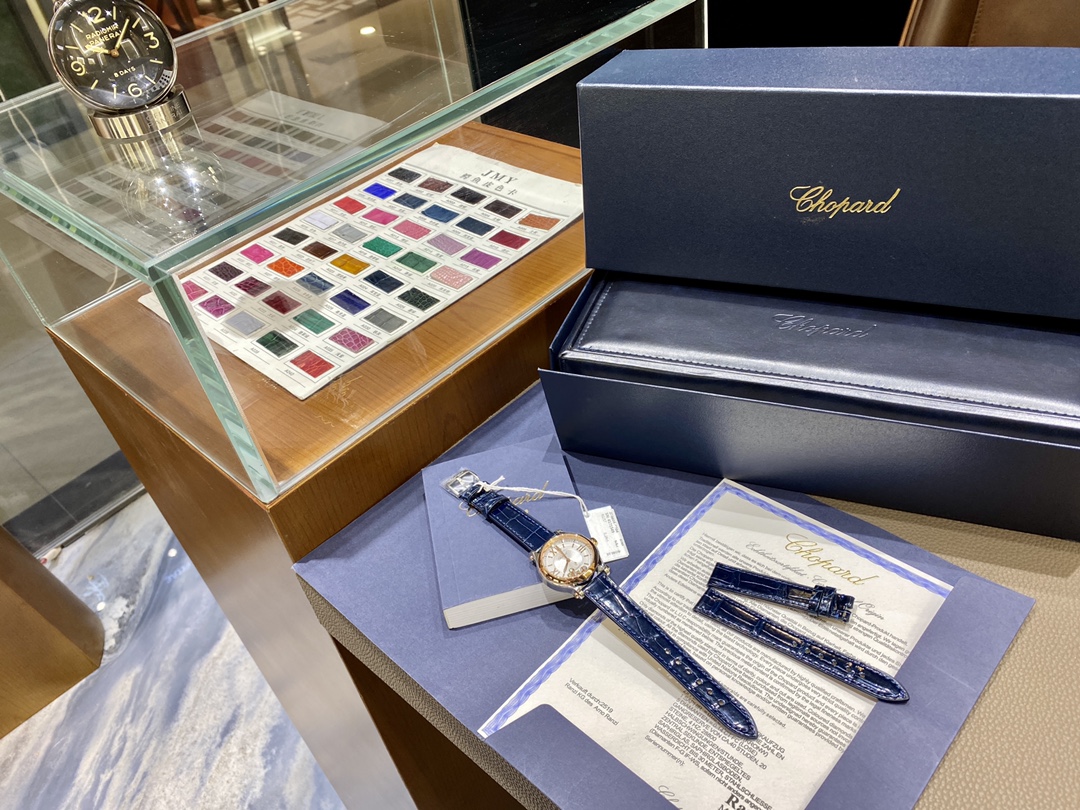 NO:858465,Exclusive to the whole network!  The Chopard Happy Diamond counter has a new size of 33. This size is simply not perfect... The new model is produced by HW Factory. The latest size at the counter is 33mm!  The size 30 that was released before was too small and the size 36 was too big. Now you don’t have to worry about the size, you are happy and worry-free!  The Swiss shell factory polishes the fine shell case, and the dancing happy diamonds 'Gold and diamonds' mean progress and profit. Diamonds are forever. The diamond-set ball in the middle can slide freely. Every detail is perfectly restored to the original product!  Chopard's classic masterpiece is a 33 mm diameter case inspired by the golden ratio. It is made of 18K rose gold that meets the standard. It is equipped with an imported 9039 movement and restores the original first-grade design without calendar!  The movement is stable and requires no repairs!  Exuding a unique personality. The HaySort watch witnesses Chopard's commitment to sustainable luxury goods. The off-white dial is warm and bright, the alligator leather strap wraps around the wrist, and the sapphire inlaid on the crown becomes the finishing touch of this exquisite timepiece. It is amazing, containing rich meaning and powerful power, and  The perfect proportions of the HaySort watch echo each other. The 33 mm diameter case draws inspiration from the golden ratio, and the case fits perfectly. The neat shape and impeccable case provide an ideal space for the bright diamonds to dance in the crimson theater. Let the slogan 'BeHay' (happy and worry-free) be integrated into the lucky protection timepiece!  ,,chopard,chopard,crocodile skin,gold19860909全网独家！萧邦快乐钻 专柜新出了33,这个尺寸 简直不要太完美… 新款 HW厂出品 专柜最新尺寸33mm！之前出的30太小 36又太大、现在不用纠结尺寸了,快乐无忧！瑞士壳厂打磨精细壳套 舞动的快乐钻石 “有金有钻”寓意有进有赚.钻石恒久远 中间镶钻滚珠可自由滑动 每一个细节都完美还原正品！Choard萧邦的经典杰作以黄金比例为灵感的33毫米直径表壳,采用符合标准的18K玫瑰金打造,搭载进口9039机芯,还原正品无日历一档设计！机芯稳定零返修！流露出独特个性.HaySort腕表,见证了Choard萧邦在可持续发展奢侈品方面恪守承诺.米白色表盘温润莹亮,鳄鱼皮表带环绕手腕,表冠上镶嵌的蓝宝石成为这款精美时计臻品的点睛之笔,令人惊艳不已,蕴含丰富寓意与强大力量,与HaySort腕表的完美比例相互呼应,33毫米直径表壳从黄金比例汲取灵感,表壳严丝合缝.造型规整,无可挑剔的表壳,为璀璨美钻在绯红剧场中飞旋舞动提供了理想空间.让“BeHay”（快乐无忧）的口号,融汇于幸运护身时计之中！,,chopard,chopard,crocodile skin,gold,Watch