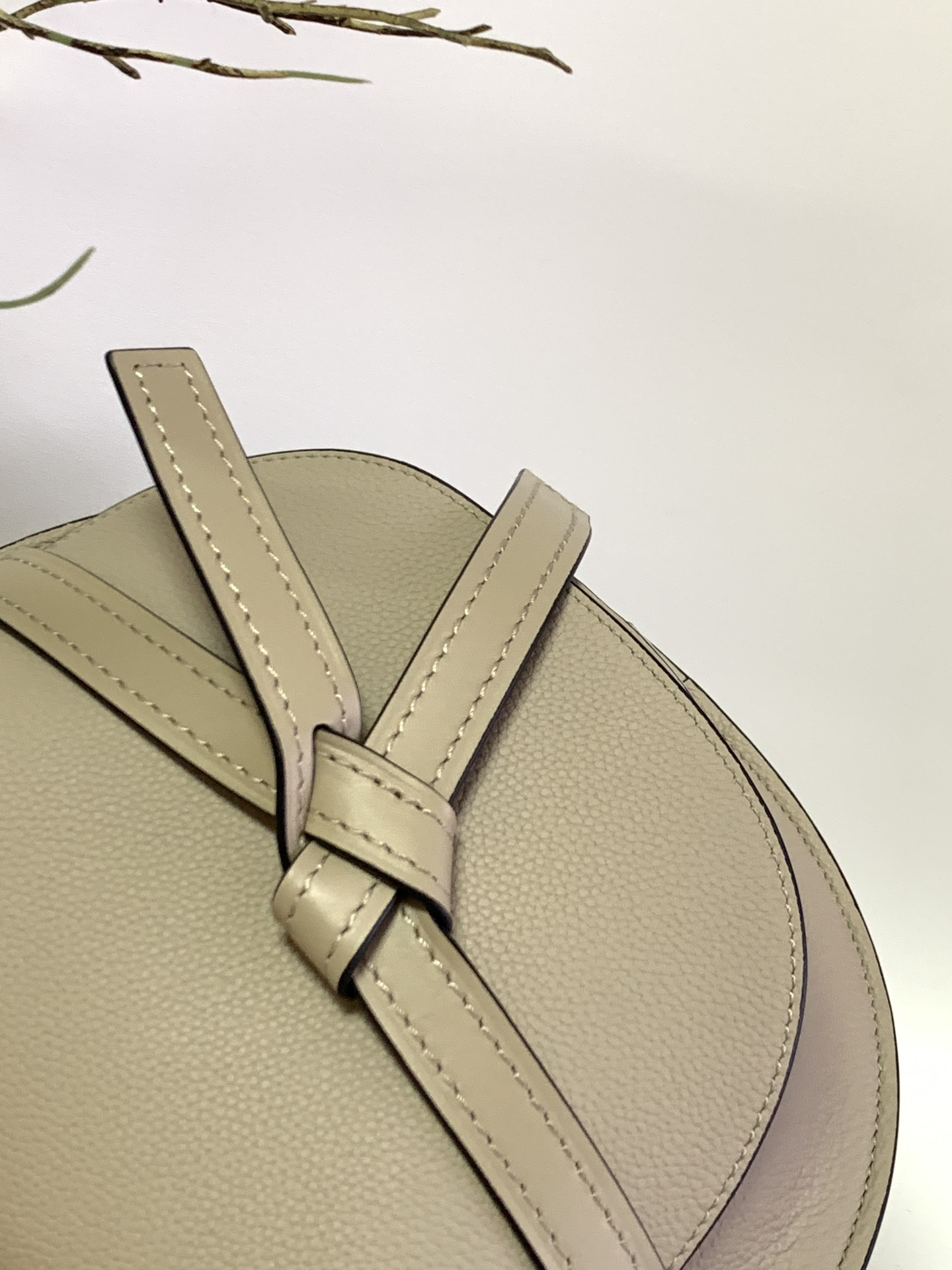 LOE*WE Gate马鞍包专柜品质出货啦👍🏻采用原厂荔枝纹小牛皮 😍性感垂坠皮革条和蝴蝶结前束带 内里