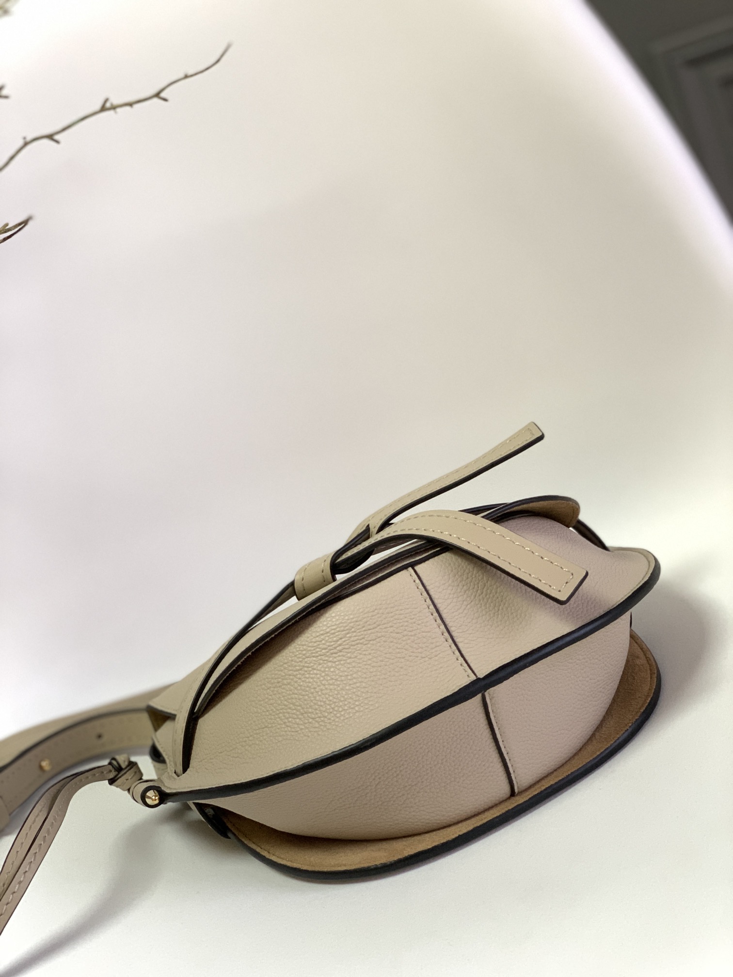 LOE*WE Gate马鞍包专柜品质出货啦👍🏻采用原厂荔枝纹小牛皮 😍性感垂坠皮革条和蝴蝶结前束带 内里