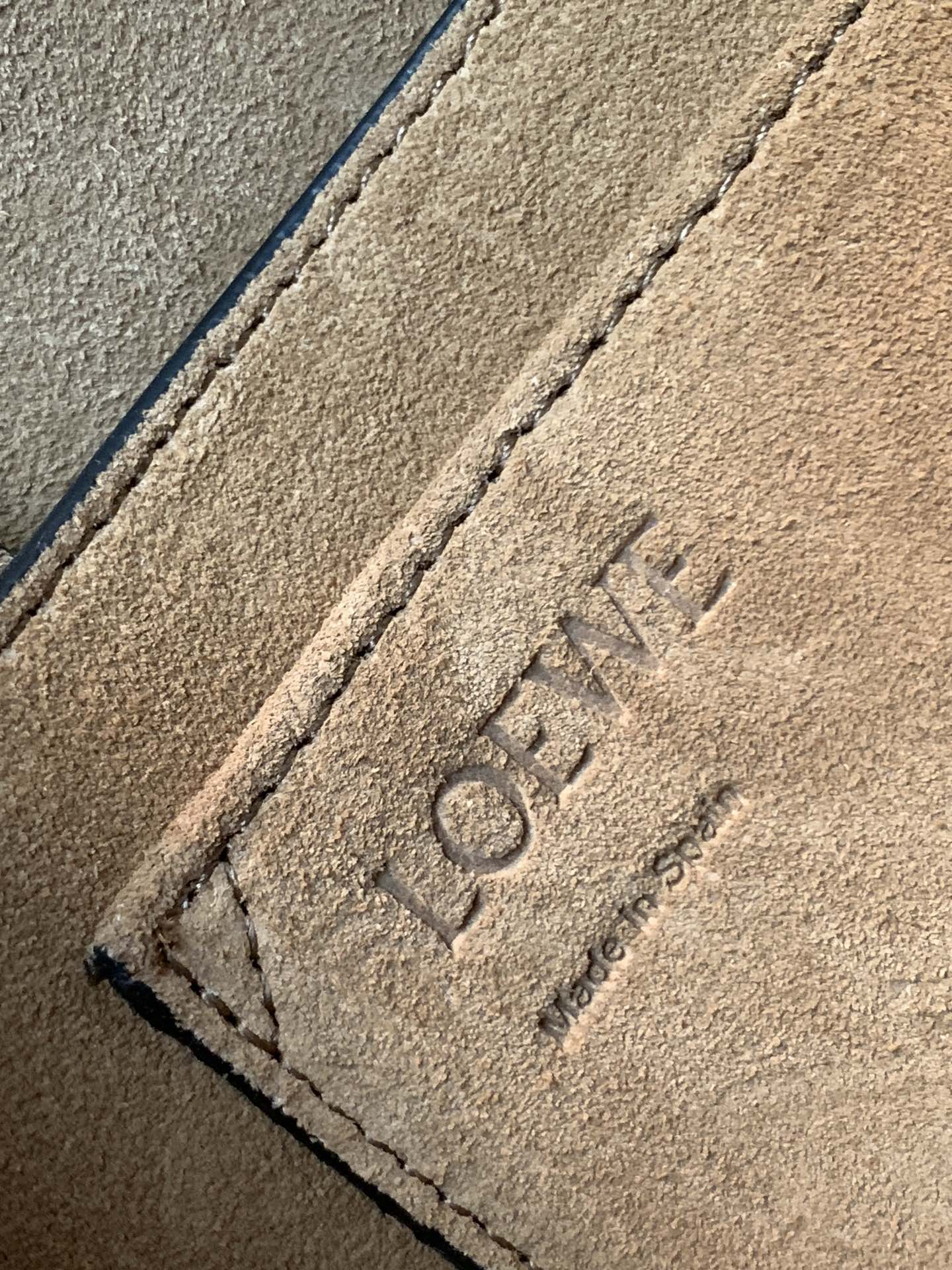 LOE*WE Gate马鞍包专柜品质出货啦👍🏻采用原厂荔枝纹小牛皮 😍性感垂坠皮革条和蝴蝶结前束带 内里