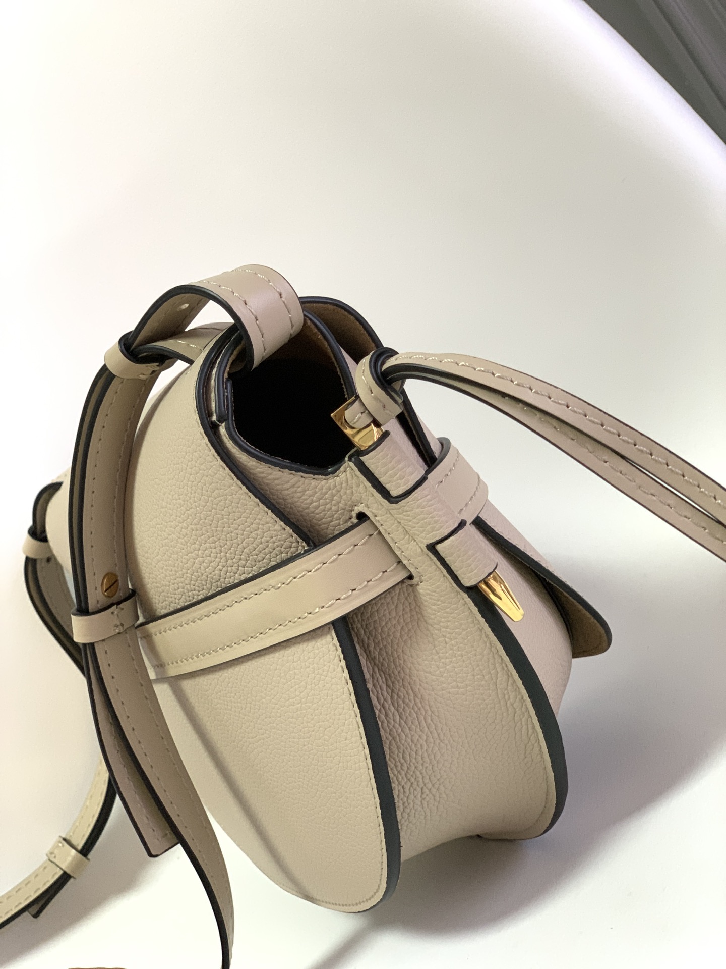 LOE*WE Gate马鞍包专柜品质出货啦👍🏻采用原厂荔枝纹小牛皮 😍性感垂坠皮革条和蝴蝶结前束带 内里