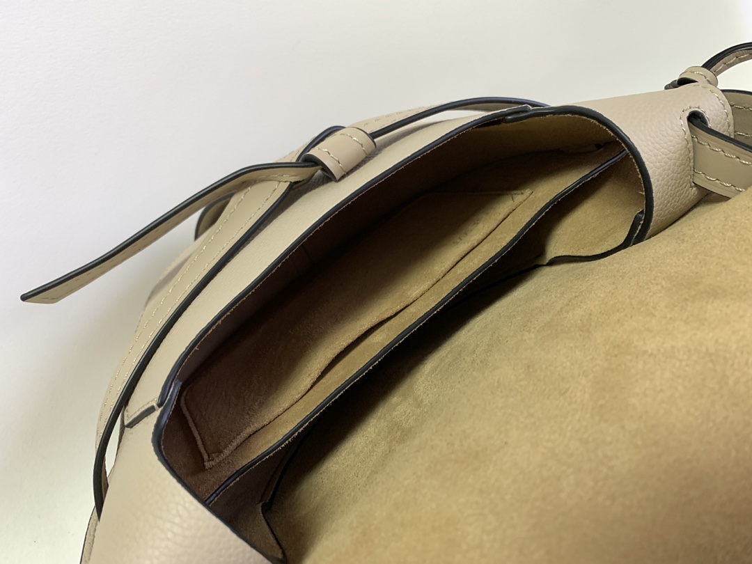 LOE*WE Gate马鞍包专柜品质出货啦👍🏻采用原厂荔枝纹小牛皮 😍性感垂坠皮革条和蝴蝶结前束带 内里