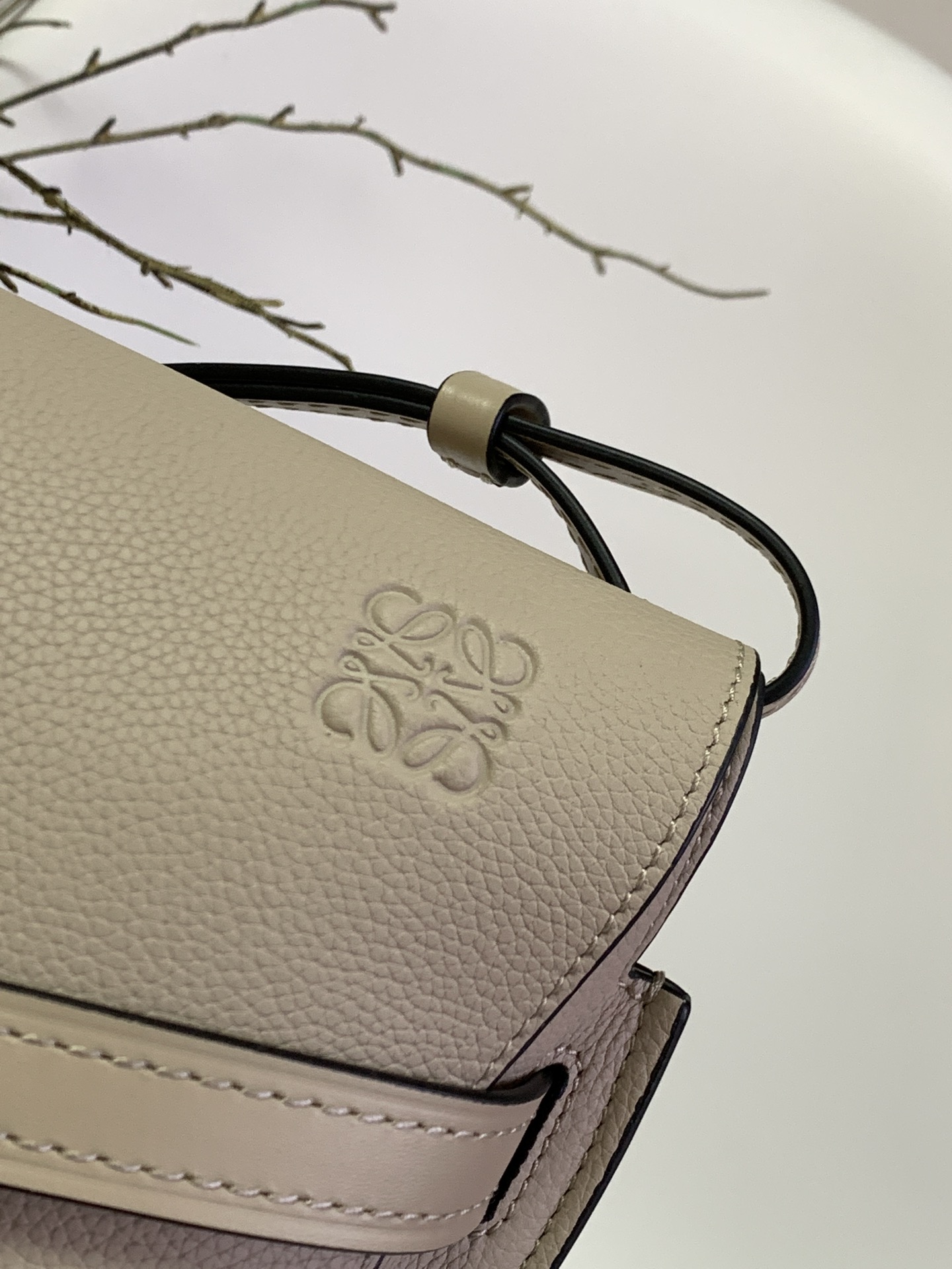 LOE*WE Gate马鞍包专柜品质出货啦👍🏻采用原厂荔枝纹小牛皮 😍性感垂坠皮革条和蝴蝶结前束带 内里