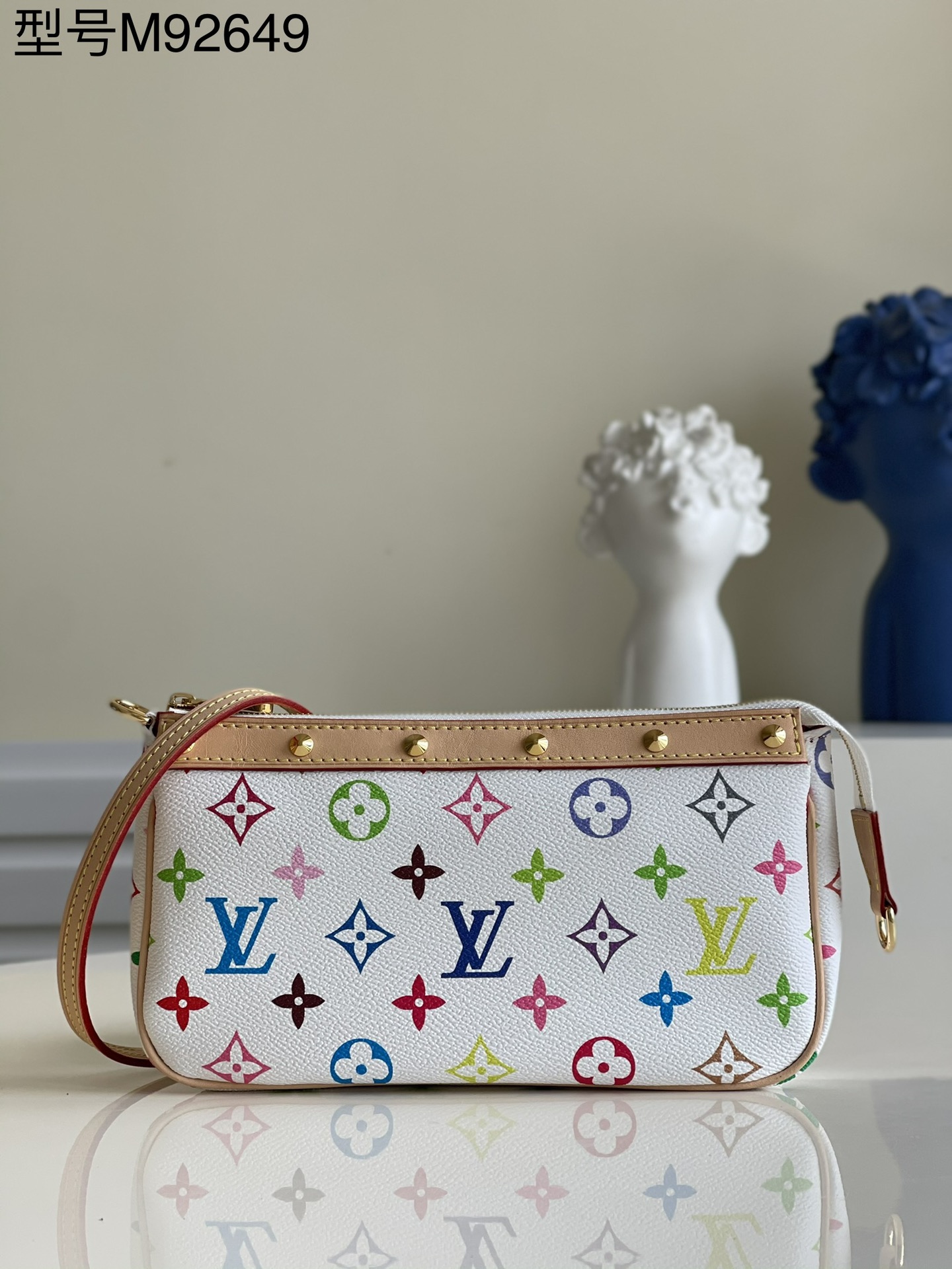 NO:397557,[Exclusive real photo M92649] White color fashion lady exquisite handbag, makeup dinner Liuding bag. Limited white three color purse mahjong bag, paired with plain clothes, refreshing. Whether it is spring, summer, autumn and winter, you can become a beautiful scenery on the street. The fresh colors reveal a full girlish atmosphere and give people a visual impact. Size21*13*5CM. D., LV [original leather], louis vuitton19860909【独家实拍M92649】白彩时尚淑女精致手拎包 ,化妆晚宴柳丁包 . 限定款白三彩purse麻将包,搭配素色衣服,让人耳目一新,无论是春夏还是秋冬,都能让你成为街头的一道靓丽风景线.清新的色彩,透露着十足的少女气息,给人以视觉冲击.Size21*13*5CM. D.,LV【原厂皮】,louis vuitton,Bag