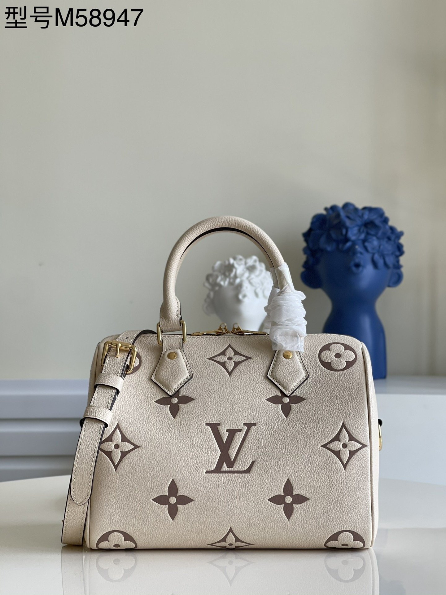 NO:402510,【Exclusive real shot M58947】Speedy Bandoulière 25 handbags are reappearing in the autumn Wild at Heart capsule series, making Monogram Empreinte leather with oversized LV letters and removable shoulder straps with crossbody options. Size 25.0 x 19.0 x 15.0 cm (Length x Height x Width).w.950,LV [Original Leather],louis vuitton19860909【独家实拍M58947】Speedy Bandoulière 25 手袋于 秋季 Wild at Heart 胶囊系列瞩目再现,为 Monogram Empreinte 皮革压印超大 LV 字母,可拆卸肩带增添斜挎选择.尺寸25.0 x 19.0 x 15.0 厘米 (长 x 高 x 宽).w.950,LV【原厂皮】,louis vuitton,Bag