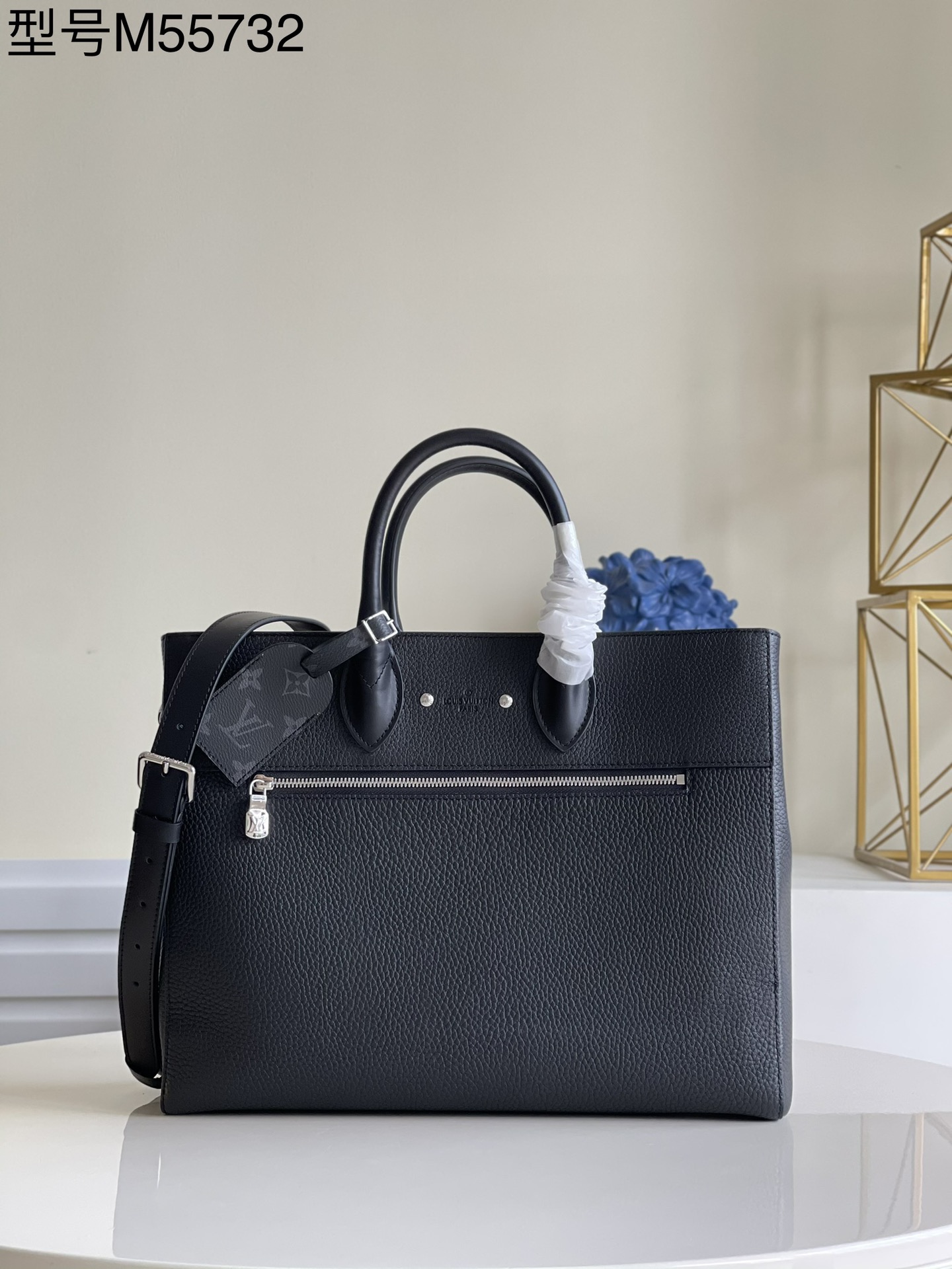 NO:397560,【Exclusive real photo M55732】Cabas Business briefcase material Taurillon leather and metal parts, front zipper outer bag for easy access, zipper inner bag can store laptop and files. Use removable and adjustable shoulder straps and leather handles to convert business and casual shapes at will. Detailed features 30 x 38.5 x 12 cm M.1100, LV [original leather], louis vuitton19860909【独家实拍M55732】Cabas Business 公文包取材 Taurillon 皮革与金属件,正面拉链外袋实现便捷取放,拉链内袋可收纳笔记本电脑和文件.巧用可拆卸并调节的肩带和皮革手柄,商务与休闲造型随心转换.详细特征30 x 38.5 x 12 厘米 M.1100,LV【原厂皮】,louis vuitton,Bag