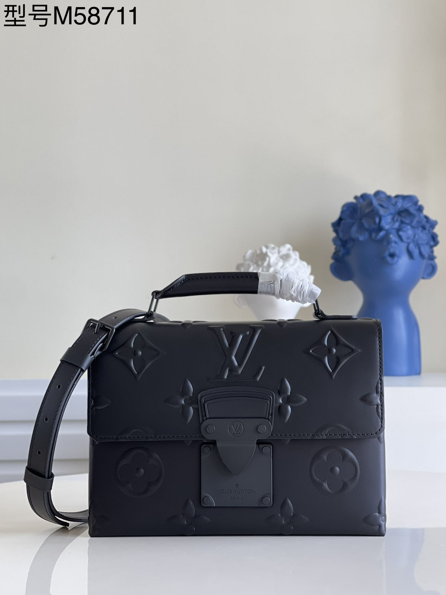 NO:397563,【Exclusive real-life model M58711】 Virgil Abloh reads Louis Vuitton collection and creates Ambassadeur small handbags based on classic design. Monogram embossed leather with S-lock magnetic buckle, the latter originated from the firm hard box lock designed by Georges Vuitton in 1896. Detailed features 25 x 19 x 6 cm m.800, LV [original leather], louis vuitton, louis vuitton19860909【独家实拍型号M58711】Virgil Abloh 翻阅路易威登典藏,以经典设计为蓝本创造 Ambassadeur 小号手袋.Monogram 压纹皮革搭配 S-lock 磁扣,后者源自 1896 年 Georges Vuitton 设计的牢固硬箱锁扣.详细特征25 x 19 x 6 厘米 m.800,LV【原厂皮】,louis vuitton,louis vuitton,Bag