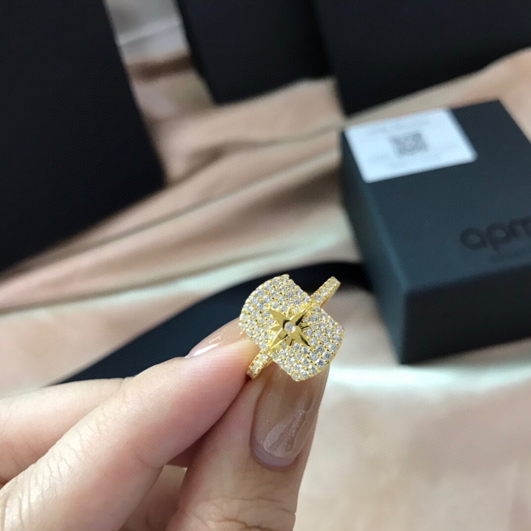 APmmonaco新品流星徽章戒指！以简约设计唤醒型酷时尚简约戒指设计搭配流星图案打造趣味时尚闪亮金黄色