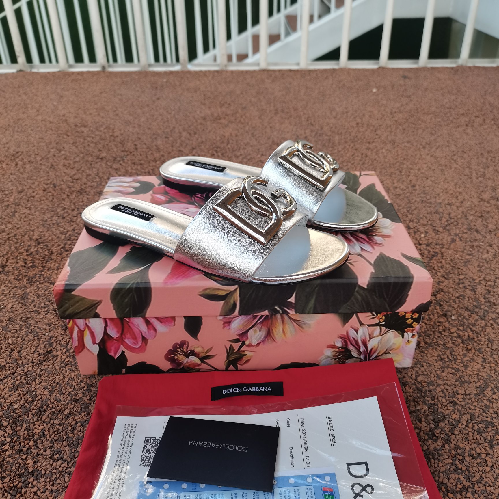 NO:405630,Added color shipment DG·top high-end version Summer new logo gold buckle slippers Original 1:1 mold reproduction Correct version Correct details Fitted sheepskin (fine texture) AAA grade Italian leather outsole Extremely perfect reproduction 1 upper metal leather 2 footshelf 3 sole original leather outsole 4Clour yellow red rose red orange black green New metal leather gold Metal leather silver 5Size34-42 (34 41 42 custom made no return or exchange), slippers, slippers, sheepskin, Leather soles19860909新增颜色出货 DG·顶级高版本 夏新款logo金扣拖鞋 原版1:1开模复刻 正确版型正确细节 垫脚羊皮（质感细腻） AAA级意大利真皮大底 极致完美复刻 1鞋面金属皮 2垫脚羊皮 3鞋底原版真皮大底 4Clour黄色 红色 玫红色 橙色 黑色 绿色 新增金属皮金色 金属皮银色 5Size34-42（34 41 42订做不退换）,拖鞋,slippers,sheepskin,Leather soles,Women's Shoes