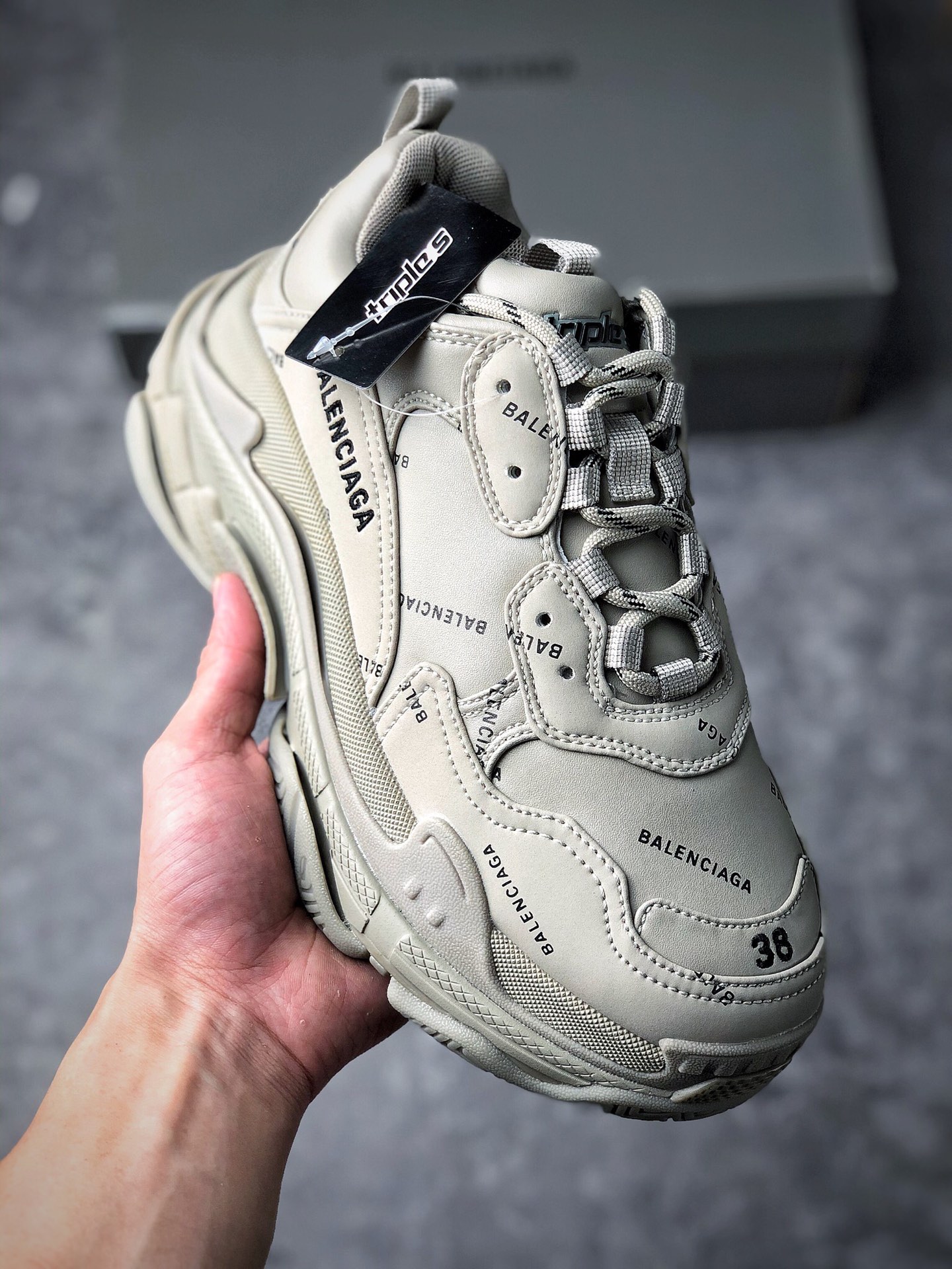  终端放店
Balenciaga Triple S 弹幕
巴黎世家 意产纯原版本 
正确字体电绣 粗细、位置、大小正确
侧边TPU 透气孔匹配意产原版
正确八层分离大底，TPU软底 原版一致
