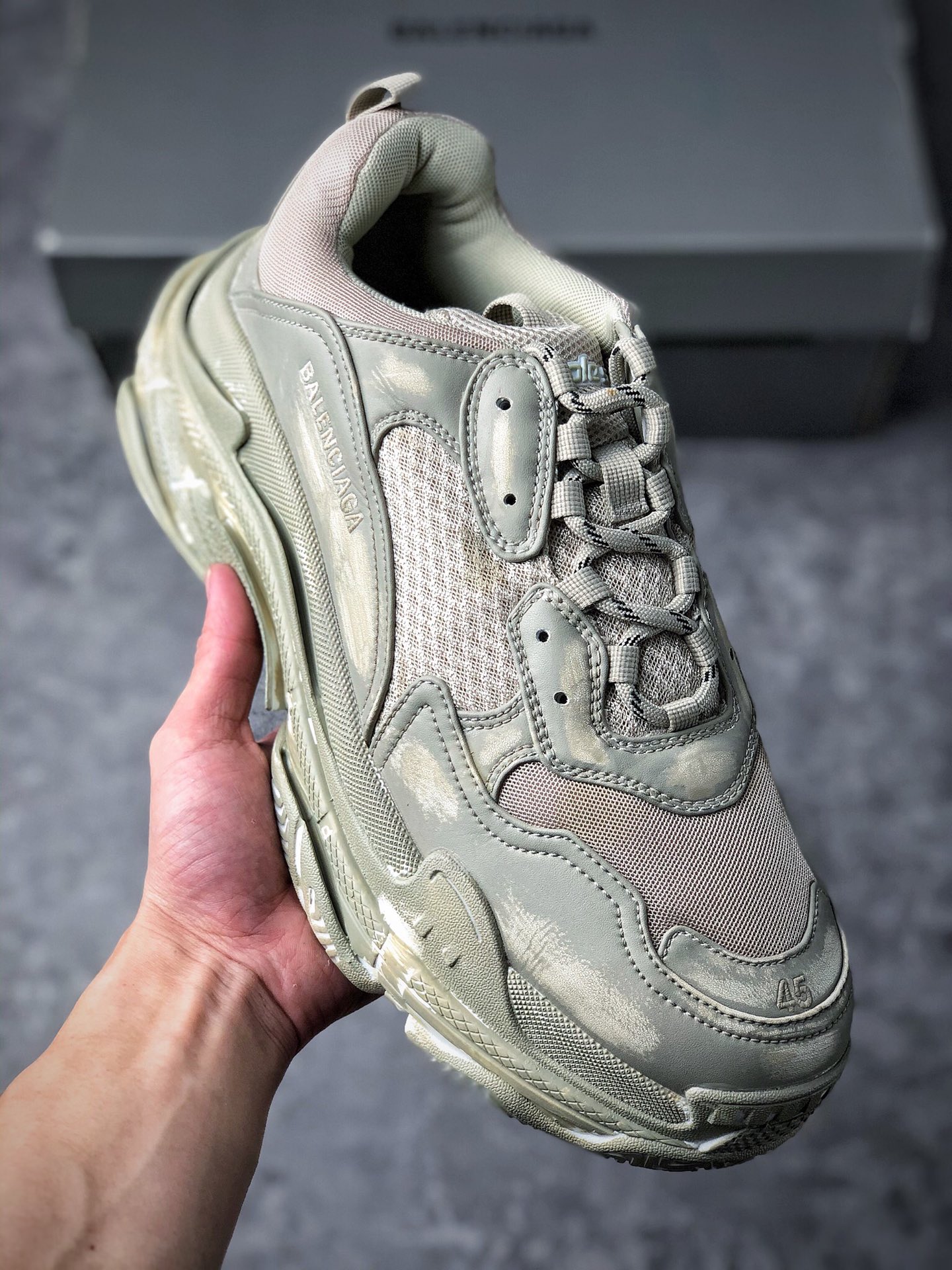  终端放店
Balenciaga Triple S 做旧 
巴黎世家 意产纯原版本 
正确字体电绣 粗细、位置、大小正确
侧边TPU 透气孔匹配意产原版
正确八层分离大底，TPU软底 原版一致
