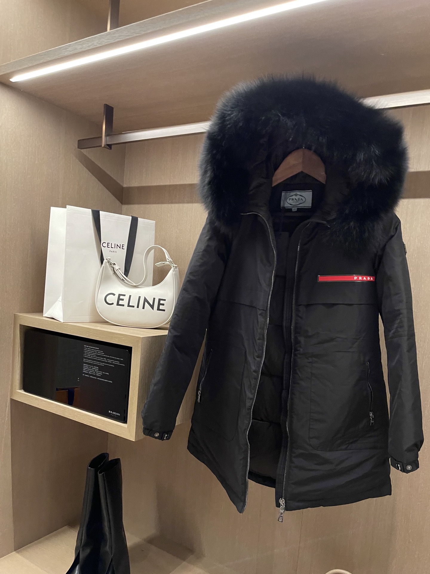 NO:577661,With dust bag AH215# special PR home oversized imported fox fur collar 90 white goose down super popular down jacket beige black 38/40/42/44,,down jacket,alexander wang19860909配防尘袋AH215#特 PR家 超大进口狐狸毛领 90 白鹅绒 超级爆款羽绒服 米黄色 黑色 38/40/42/44,,down jacket,alexander wang,Women's clothing