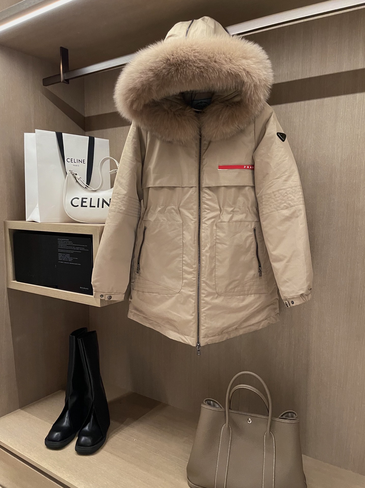 NO:677226,AH215# PR home oversized imported fox fur collar 90 white goose down super popular down jacket beige black 38/40/42/44, Prada-clothing, prada, down jacket,19860909AH215# PR家 超大进口狐狸毛领 90 白鹅绒 超级爆款羽绒服 米黄色 黑色 38/40/42/44,普拉达-服装,prada,down jacket,,Women's clothing