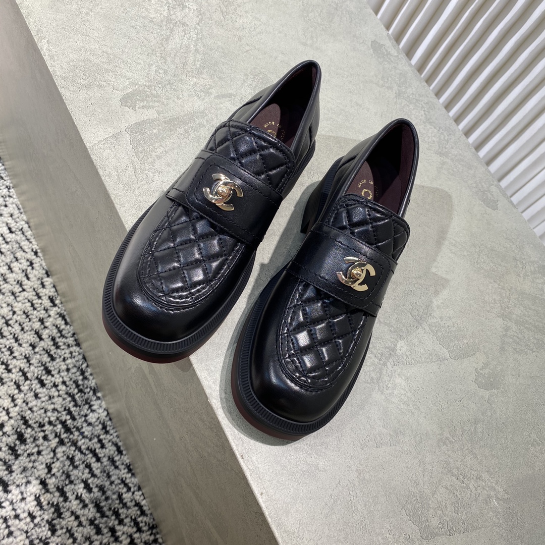 NO:410368,Chanel Xiang Grandma 21 Retro Thick Sole Love!  The shoe shape is really retro!  The square toe looks very friendly!  And it is very comfortable to wear!  The upper uses imported lambskin, and the diamonds are all exclusive craftsmanship!  The inner lining is made of imported benzene dyed lambskin, which is delicate and breathable!  size35-39 40 fixed. Aircraft box packaging, loafers, chanel, loafers, sheepskin19860909Chanel香奶奶21复古厚底乐福！ 鞋型真的超复古！方圆的鞋头显得倍感亲切！而且穿着起来也特别舒服！ 鞋面采用进口小羊皮,菱格都是独家工艺技术！ 内里采用进口苯染小羊皮,细腻、透气！ size35-39 40定.  飞机盒包装,乐福鞋,chanel,loafers,sheepskin,Women's Shoes