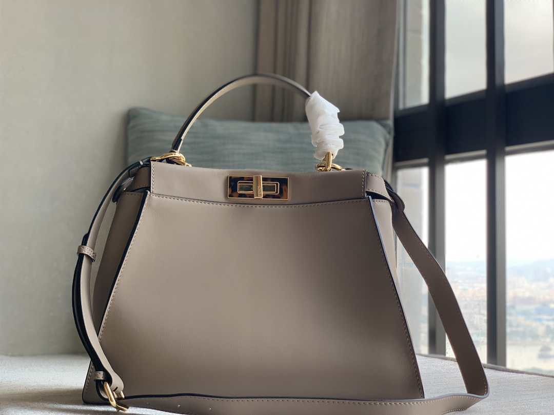 Fendi's latest Fendi Iconic Peekaboo medium handbag, made of dove gray cowhide, decorated with classic twist locks on both sides, soft nappa cowh