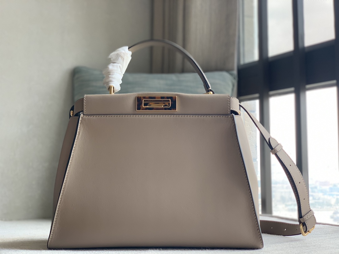 Fendi's latest Fendi Iconic Peekaboo medium handbag, made of dove gray cowhide, decorated with classic twist locks on both sides, soft nappa cowh