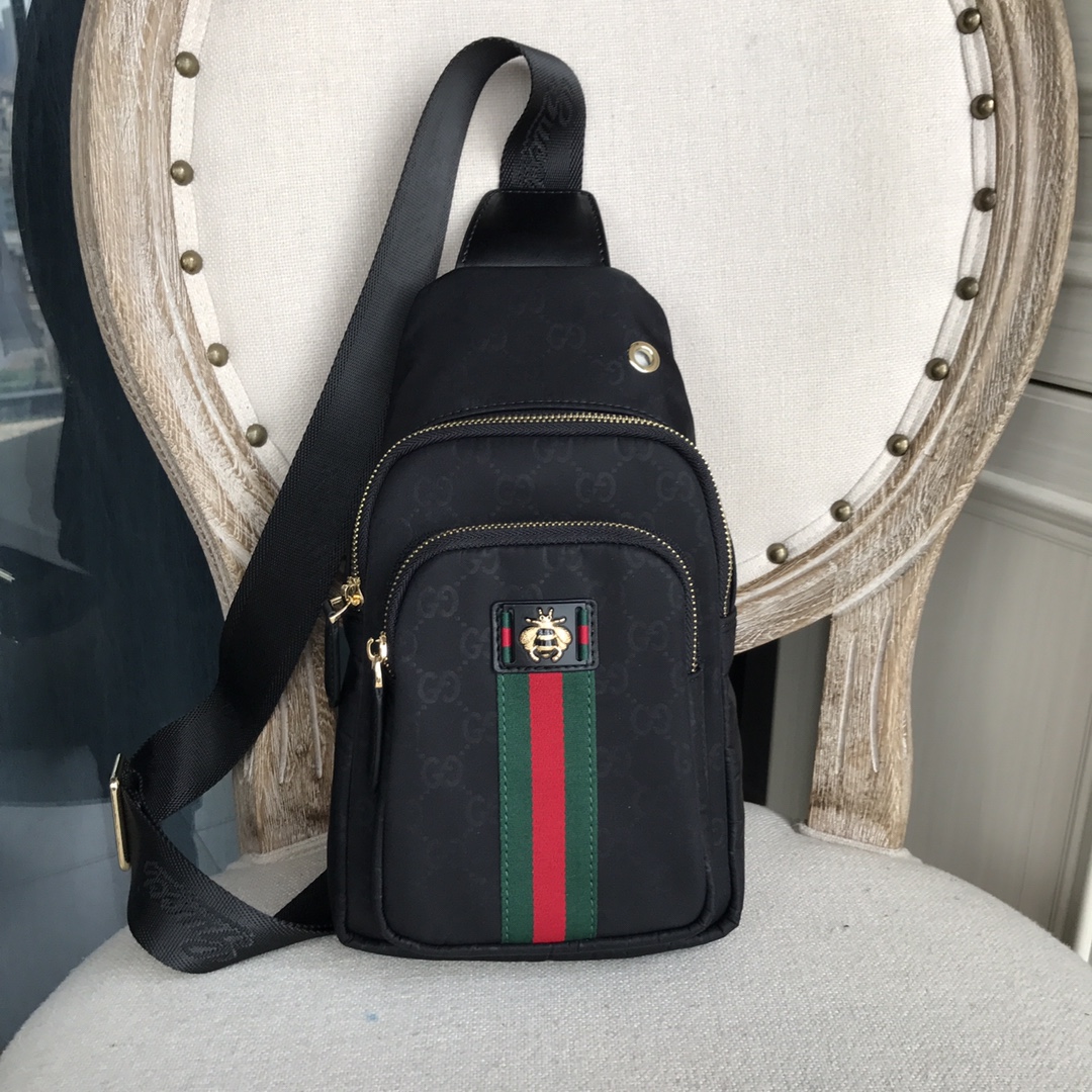 顶级专柜老鼠狠货2022最式Gucci 古奇 Gucci 胸包火爆款大量出货拉,叫嚣专柜货顶级原单货纸上谈兵吹牛皮的咱不会，请让狠货说话。款式可以复制抄袭，材料做工骗不了懂的人。里外都是顶级材质，顶级进口原厂皮意大利进口尼龙布配进口小牛皮纹超高清五金logo标志、顶级进口高档五金、高端里料、专用YKK拉链、超顺滑拉链、顶级油边超平滑、顶级设计师打造进口小牛皮花皮独特风格制作、超大容量空间设计手机香烟位+暗格拉链位、超级舒适手感柔软皮质纹路清晰、针线一寸五针顶级师傅打造、那质感无可挑剔，独一无二的它，大气中有内涵。顶级做工精致注重每个细节颜色：黑色、型号：8237-5G尺寸:32-17-6.5400