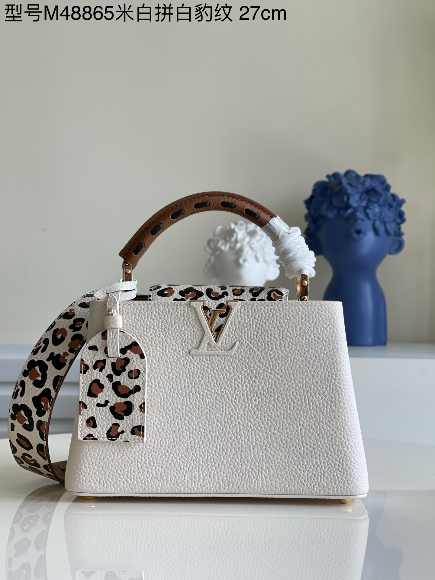 NO:397571,【Exclusive real photo of M48865 m white white leopard print small】 Autumn Wild at Heart Capucines BB handbags are made of full grain Taurillon leather, embellished with brand, shoulder straps and flips, with an elegant and charming meaning. Detailed features 27 x 18 x 9 cm N.1350, LV [original leather], louis vuitton19860909【独家实拍M48865米白拼白豹纹 小号】 秋季 Wild at Heart 胶囊系列 Capucines BB 手袋取材全粒面 Taurillon 皮革,为名牌、肩带和翻盖点缀系列标志性动物印花,典雅之中不失妩媚意味. 详细特征27 x 18 x 9 厘米 N.1350,LV【原厂皮】,louis vuitton,Bag