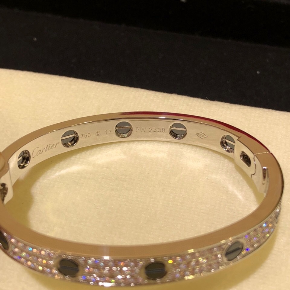 NO:632864,Big new product, top-notch white and rich beauty single product, the experience of wearing a car on your hand, black ceramic baby's breath bracelet, pure CNC jewelry craftsmanship, exquisite carving craftsmanship, first-class artificial diamond fire color, K gold vision, peers who know the craftsmanship are amazed!  Material; gold-plated white copper. This model does not have screwdrivers or mechanism buckles. No. 16, No. 17, No. 18, No. 19, preferential price, bracelet, gold plating, Cartier high-end jewelry19860909重磅新品,顶级白富美单品 一部车戴在手上的体验 黑陶瓷满天星手镯 纯cnc珠宝工艺精雕工艺,人工钻火彩一流,K金视觉 , 工艺懂货的同行都惊叹 ！ 材质； 白铜镀金 这个款没有螺丝刀,机关卡扣的 16号,17号 ,18号,19号,优惠价,,bracelet,gold plating,卡迪亚高端饰品,Jewelry