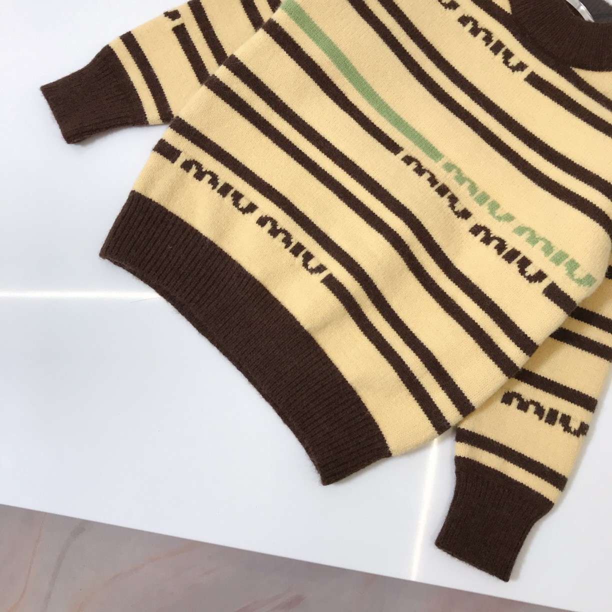 “High-Quality Child Costumes and Sweaters: Miu*21SS Brands, Skin-Comfort Material, Wool Mixed” - 图片 5