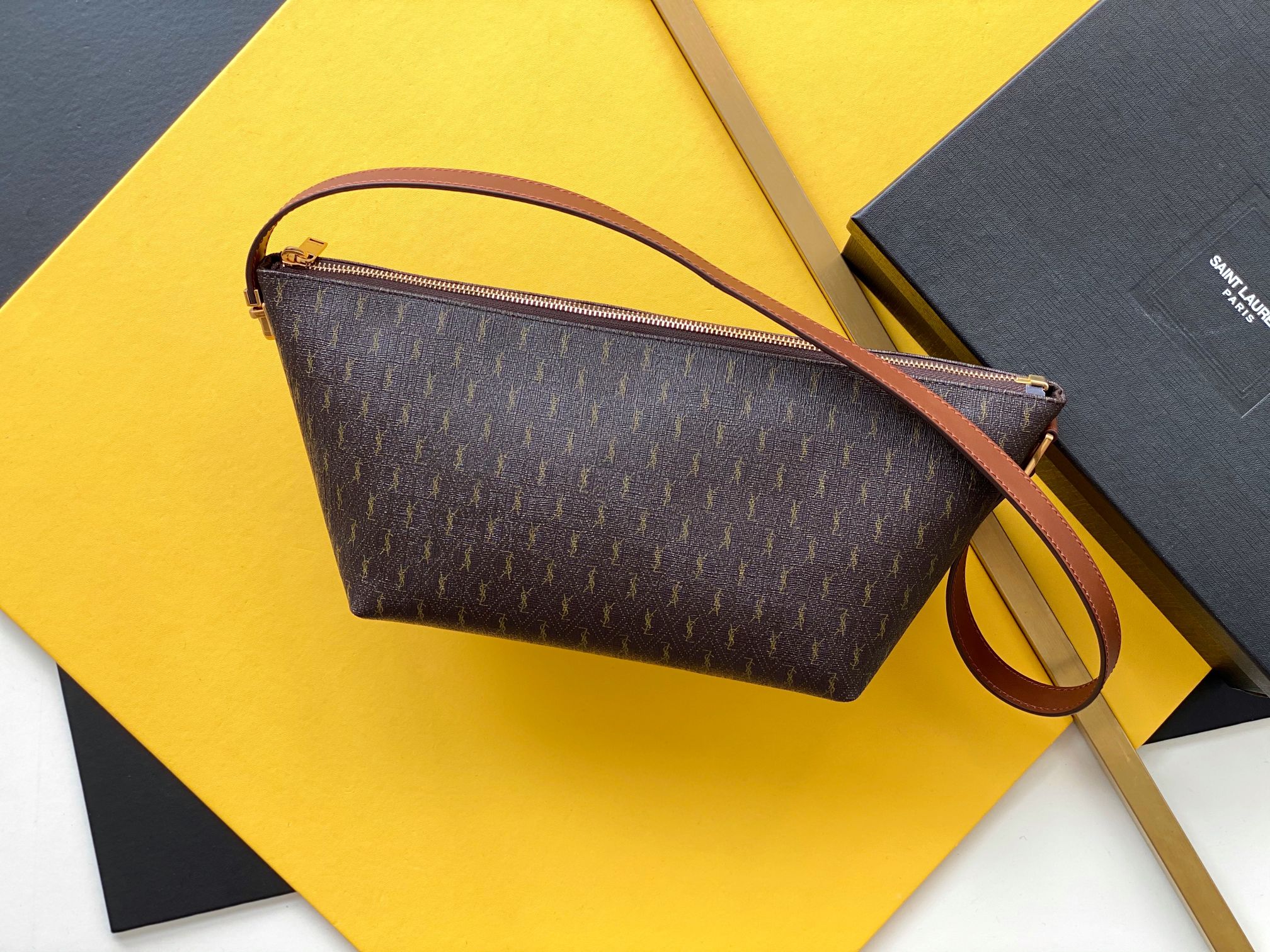 国庆🇨🇳调价P450 🌸【专柜同步】Monogramme涂层帆布包，其标志性复古老花在上世纪六十年代引领潮流，就算是现在来看，也依旧永不过时，更是凭添几分复古和稳重。斜挎肩背包采用修长饺子包型🆕顶部拉链开合  、半拆卸肩带～侧边插扣&hellip;&hellip;涂层帆布材质也🉑️随意折叠  褶皱上身高级显气质😍😍
型号：667490【帆布老花金扣】
尺寸：15*36*14.5cm