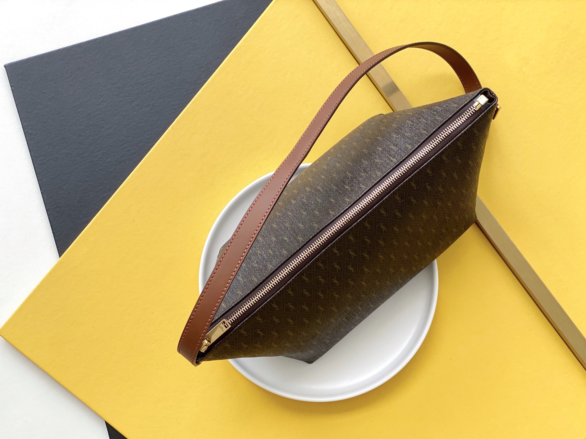 国庆🇨🇳调价P450 🌸【专柜同步】Monogramme涂层帆布包，其标志性复古老花在上世纪六十年代引领潮流，就算是现在来看，也依旧永不过时，更是凭添几分复古和稳重。斜挎肩背包采用修长饺子包型🆕顶部拉链开合  、半拆卸肩带～侧边插扣&hellip;&hellip;涂层帆布材质也🉑️随意折叠  褶皱上身高级显气质😍😍
型号：667490【帆布老花金扣】
尺寸：15*36*14.5cm