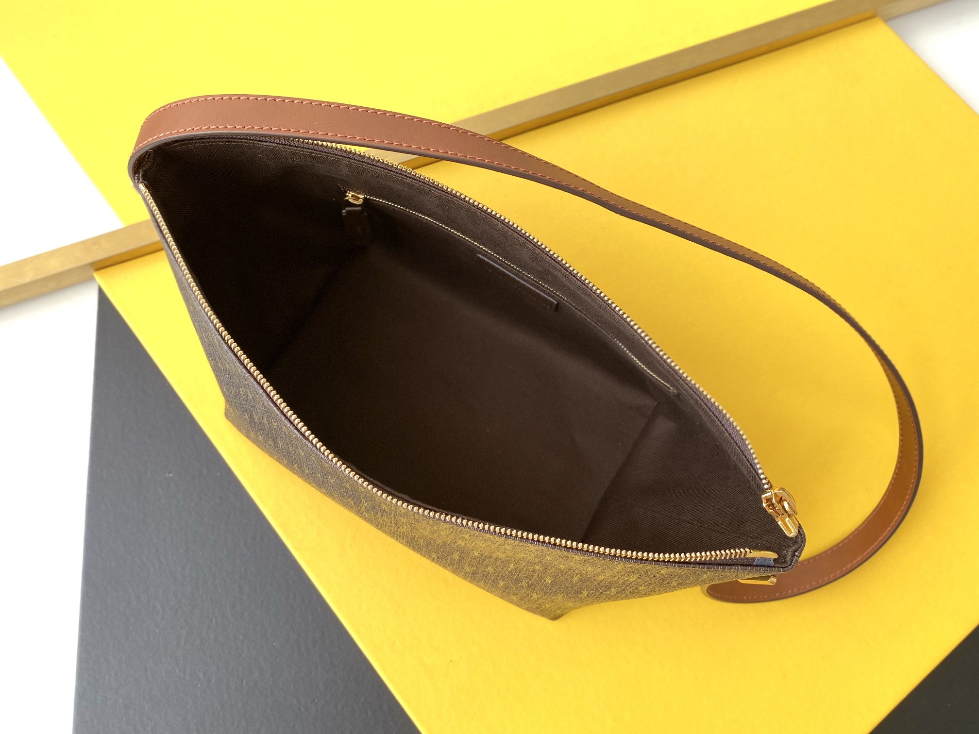 国庆🇨🇳调价P450 🌸【专柜同步】Monogramme涂层帆布包，其标志性复古老花在上世纪六十年代引领潮流，就算是现在来看，也依旧永不过时，更是凭添几分复古和稳重。斜挎肩背包采用修长饺子包型🆕顶部拉链开合  、半拆卸肩带～侧边插扣&hellip;&hellip;涂层帆布材质也🉑️随意折叠  褶皱上身高级显气质😍😍
型号：667490【帆布老花金扣】
尺寸：15*36*14.5cm