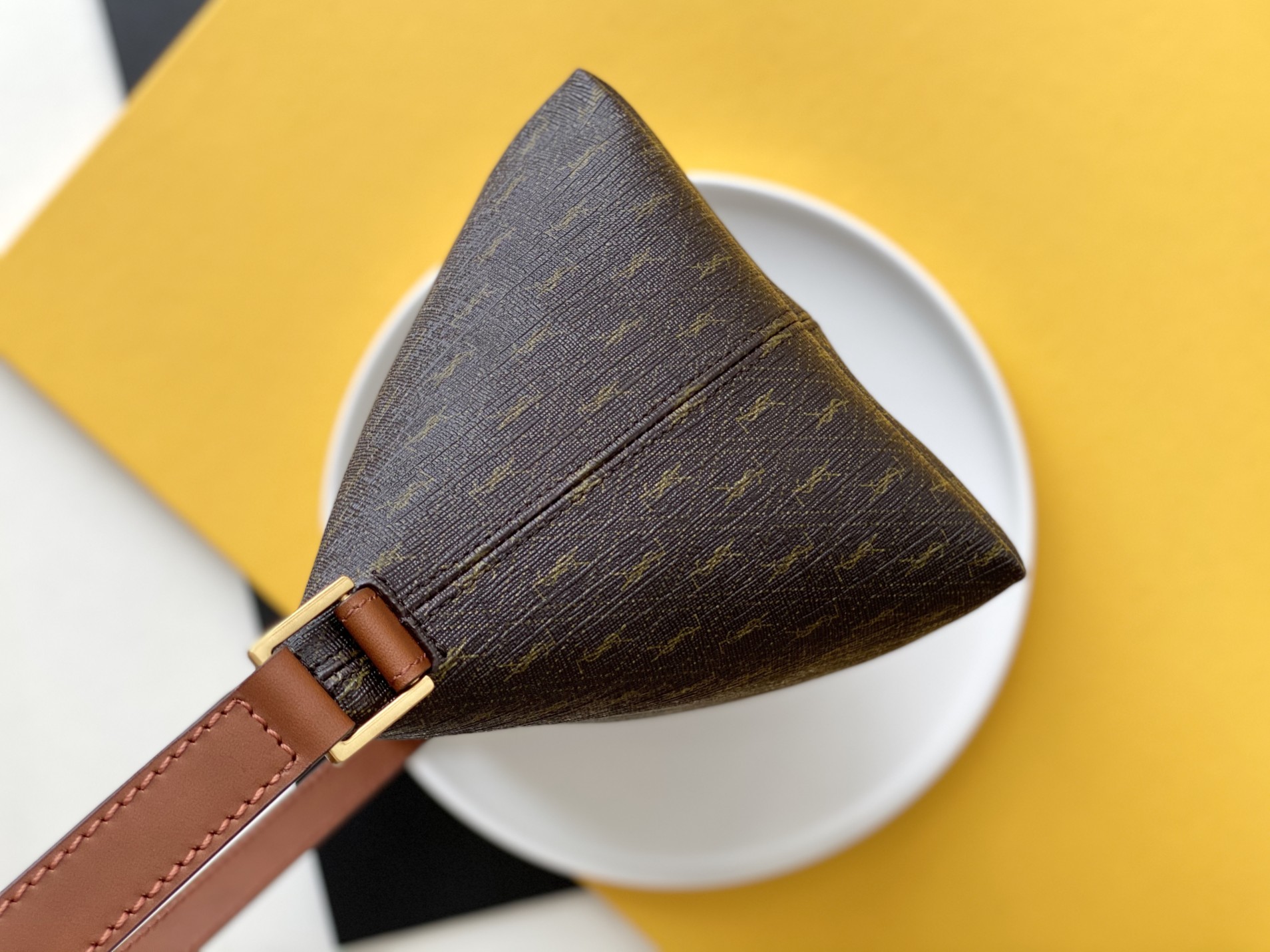 国庆🇨🇳调价P450 🌸【专柜同步】Monogramme涂层帆布包，其标志性复古老花在上世纪六十年代引领潮流，就算是现在来看，也依旧永不过时，更是凭添几分复古和稳重。斜挎肩背包采用修长饺子包型🆕顶部拉链开合  、半拆卸肩带～侧边插扣&hellip;&hellip;涂层帆布材质也🉑️随意折叠  褶皱上身高级显气质😍😍
型号：667490【帆布老花金扣】
尺寸：15*36*14.5cm