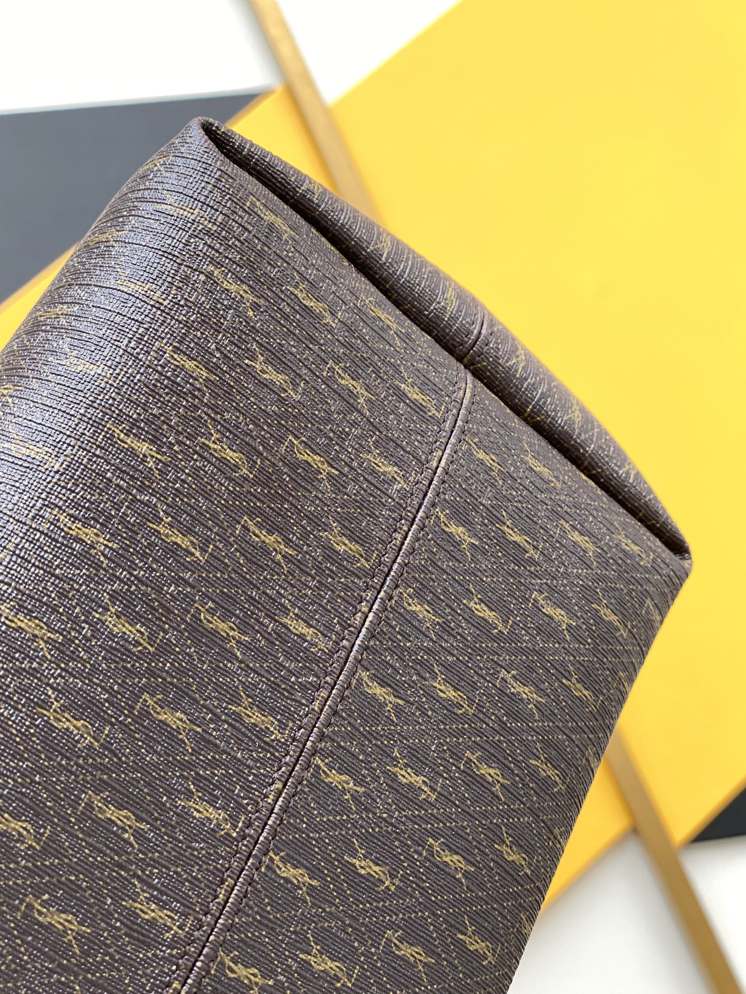 国庆🇨🇳调价P450 🌸【专柜同步】Monogramme涂层帆布包，其标志性复古老花在上世纪六十年代引领潮流，就算是现在来看，也依旧永不过时，更是凭添几分复古和稳重。斜挎肩背包采用修长饺子包型🆕顶部拉链开合  、半拆卸肩带～侧边插扣&hellip;&hellip;涂层帆布材质也🉑️随意折叠  褶皱上身高级显气质😍😍
型号：667490【帆布老花金扣】
尺寸：15*36*14.5cm