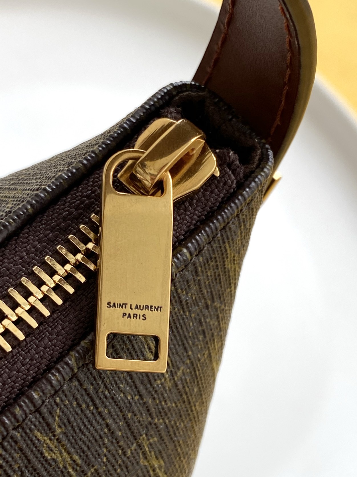 国庆🇨🇳调价P450 🌸【专柜同步】Monogramme涂层帆布包，其标志性复古老花在上世纪六十年代引领潮流，就算是现在来看，也依旧永不过时，更是凭添几分复古和稳重。斜挎肩背包采用修长饺子包型🆕顶部拉链开合  、半拆卸肩带～侧边插扣&hellip;&hellip;涂层帆布材质也🉑️随意折叠  褶皱上身高级显气质😍😍
型号：667490【帆布老花金扣】
尺寸：15*36*14.5cm