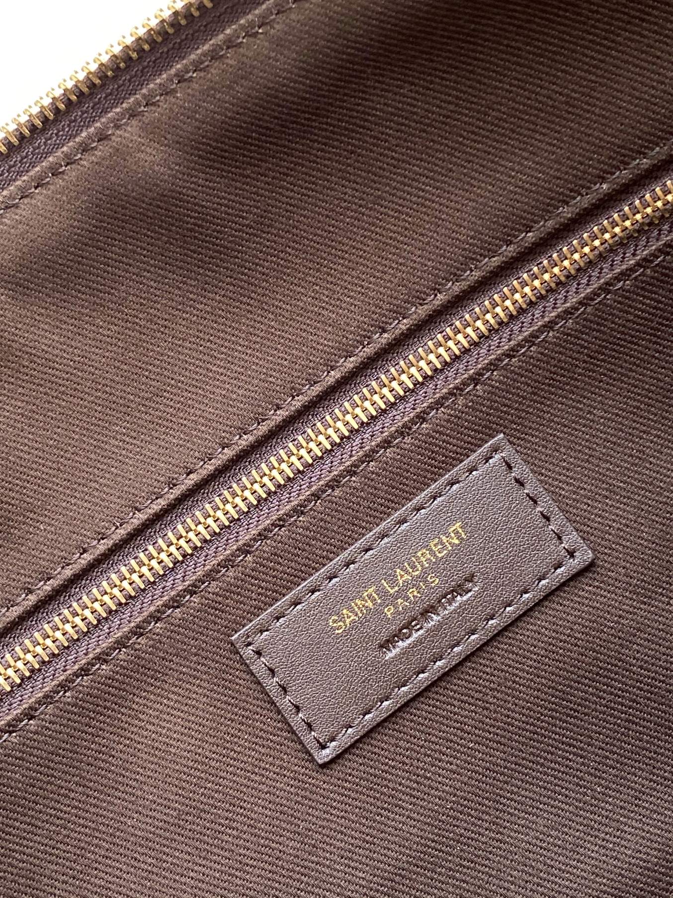 国庆🇨🇳调价P450 🌸【专柜同步】Monogramme涂层帆布包，其标志性复古老花在上世纪六十年代引领潮流，就算是现在来看，也依旧永不过时，更是凭添几分复古和稳重。斜挎肩背包采用修长饺子包型🆕顶部拉链开合  、半拆卸肩带～侧边插扣&hellip;&hellip;涂层帆布材质也🉑️随意折叠  褶皱上身高级显气质😍😍
型号：667490【帆布老花金扣】
尺寸：15*36*14.5cm