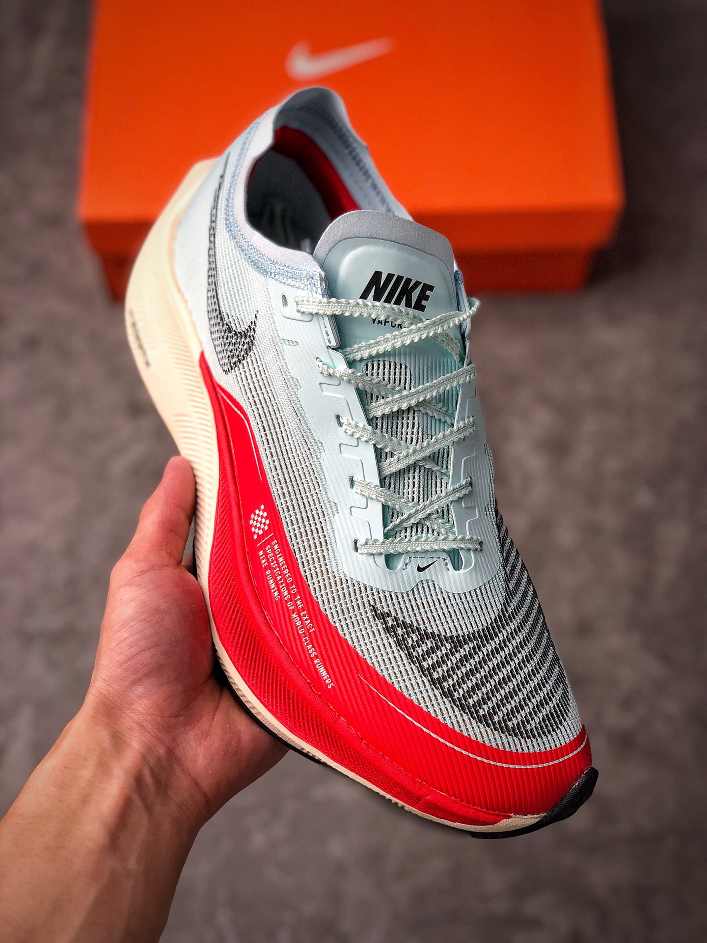  支持放店
Nike ZoomX Vaporfly Next% 新配色 马拉松跑步鞋 鞋面使用了全新 Vaporweave 科技，这种类似蝉翼的材质相比 Flyknit 更加轻薄透气，非对称的鞋带系统和泡棉护垫的加入令舒适度更高，采用醒目的绿色作为主色调，鞋头辅以超大的 Swoosh 点缀，再配上流线型外观设计
货号：DH9276 100
Size：40 40.5 41 42 42.5 43 44 44.5 45