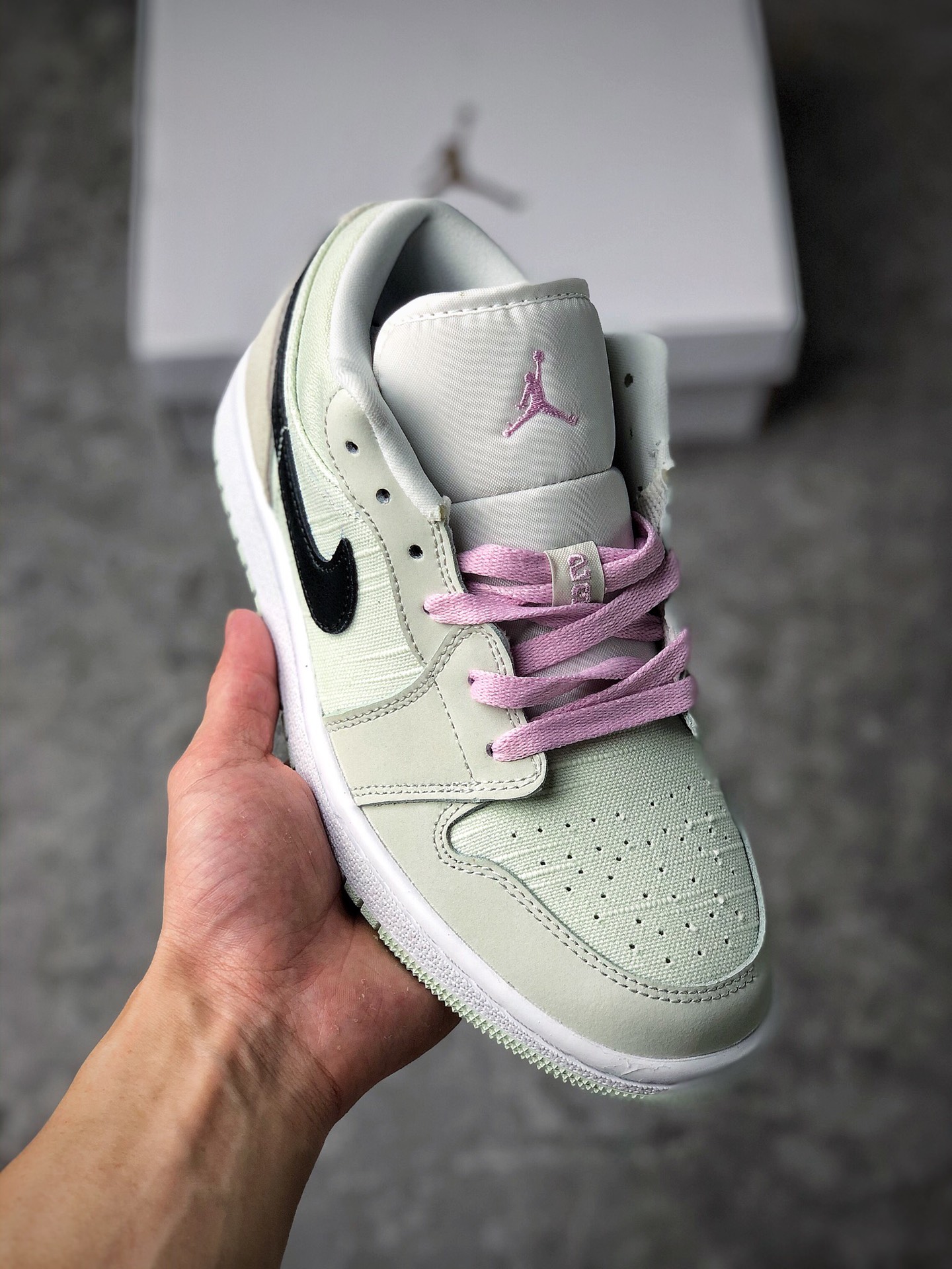  支持放店
Air Jordan 1 Low SE “Barely Green” 芙蓉 

打翻了调色盘，各种配色层出不穷，鞋身整体以浅绿色为主，整体视觉效果非常小清新，鞋面采用了纺织帆布材质，后跟飞翼标识选用樱花粉，颇为亮眼

货号：CZ0776 300
尺码：36 36.5 37.5 38 38.5 39 40