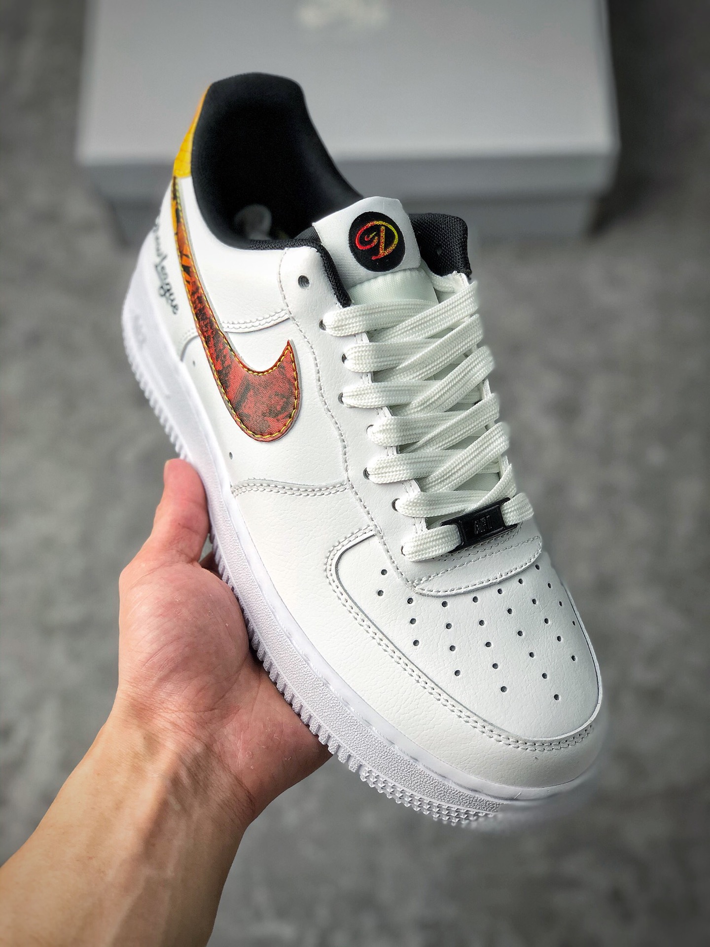  支持放店
Air Force 1 Low “Drew League” 白橙 德鲁联赛 
整体依旧在纯白 Air Force 1 Low 的基础上进行创作，亮点在于 Swoosh 与后跟是以黄橙渐变色填充，还有黑色图案印花
同时后跟点缀有标志性的黑色德鲁联赛 Logo 刺绣
货号：DM7578 100
码数：36 36.5 37.5 38 38.5 39 40 40.5 41 42 42.5 43 44 44.5 45