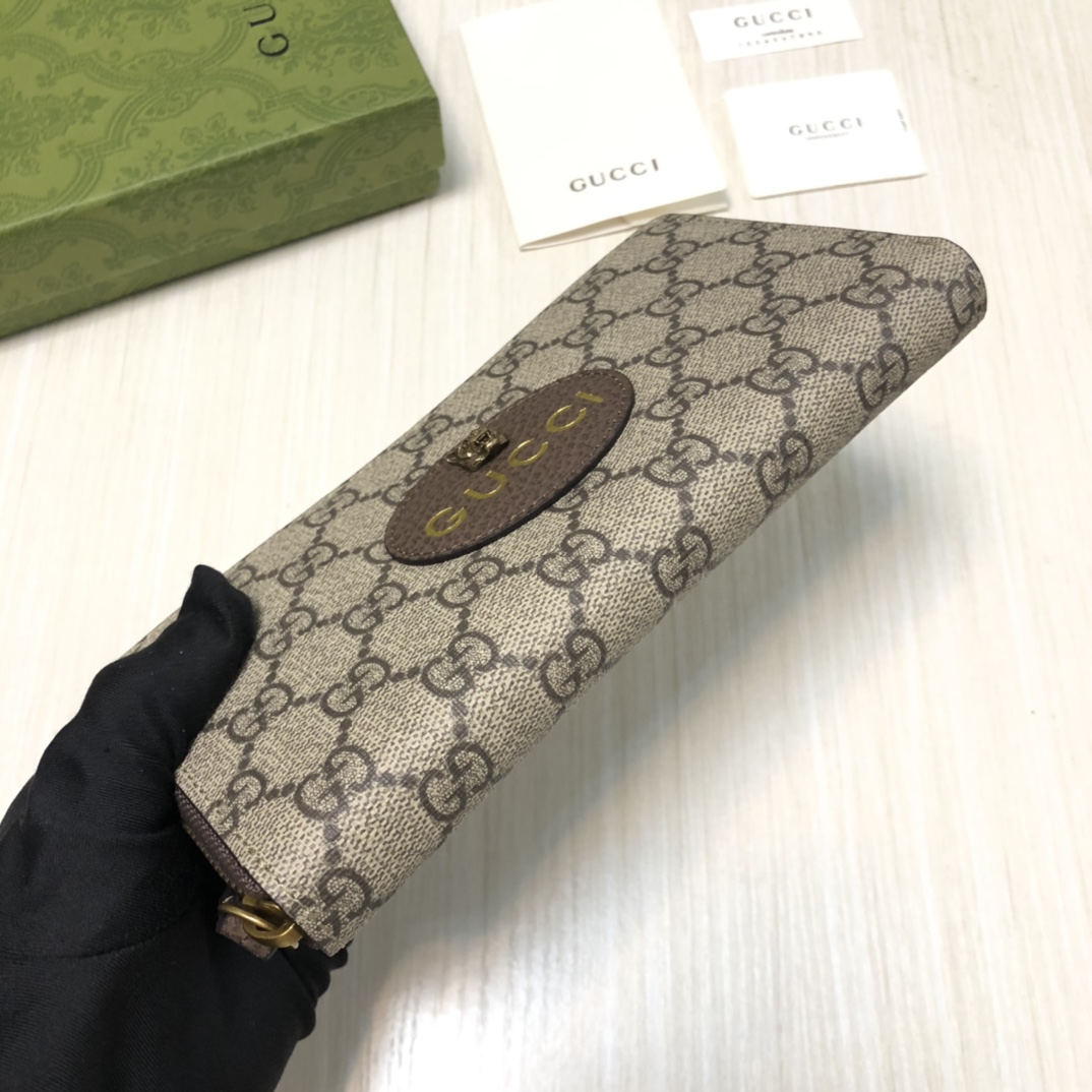 复古风格皮革配饰系列采用GG Supreme高级人造帆布打造，装饰椭圆形皮革标签，搭配品牌全新虎头标志，