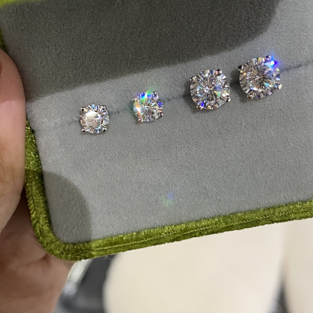 NO:632262,Z230,000, instant sale. Any version on the market can be customized with real gold + real diamond, real gold + moissanite version, please consult customer service for price!  [V Gold Seiko Edition] Ready in stock!  [Tiff@ny Four-Corner Diamond Stud Earrings] It can be said that any jewelry manufacturer in this market can make it, but no one can truly achieve sterling silver precision, and no one can really make the taste of Z230,000. My wife knows all the products and versions in the market. This is why we decided to re-develop this [Four-Corner Diamond Stud Earrings] and strive to make a real [World-Destroying Edition]  To be honest, I was really touched when I saw the finished product. It cost a few hundred yuan to completely produce the taste of 230,000 yuan. I really have to give a big thumbs up to the masters in the factory. First, the engraving of the Z is divided into three places, one on the back of the earplug, one on the bottom of the drill, and one on the side of the drill. They are all carved by a precision engraving machine. The result is exactly the same as Z. It is very perfect.  Secondly, every diamond used is an imported simulation diamond carefully selected by our landlady. Each diamond has perfect fire without any lighting effects. The clarity of the diamond is excellent and the transparency is full. It is not like the ones on the market that boast about it. In fact, when you drill it in your hand, you can zoom in to see it. Thirdly, the details of the hardware shape can be said to be 95% with the taste of more than 230,000 yuan Z. It is a very, very pleasant surprise that the price-performance ratio is truly realized.  Fourth, this style of ear acupuncture is different from other ear acupuncture, it is slightly longer, and the tail of the ear acupuncture is pointed and has two eye slots, so we all make our own molds, there is no such thing on the market. Finally, cherish the surprise experience of just a few days.19860909Z23万,吊打秒杀市面任何版本可以定制真金＋真钻,真金＋莫桑石版本,价咨询客Fu！【V金精工版】现货！【Tiff@ny 四角钻石耳钉】这个市面可以说任何一家做饰品的都会做,但,没有一家真正做到纯银精工的,也没有一家货,能真正做出来Z23万的味道我太太了解市场一切货一切版本了这也就是为什么我们决定重新开发这个【四角钻石耳钉】力求做出来真正的【灭世版】 说真的,看到成品出来,我真心太感动了,几百的成本,完完全全做出了23万的味道,实在是得给厂里的师傅一个大大的赞 第一,刻字Z的刻字分三处,一个在耳塞背面,一个在钻拓的底部,一个在钻拖的侧面,全部是精雕机雕刻,出来效果跟Z就是一模一样,非常的完美 第二,用钻每一颗全部是我们老板娘精挑细选的进口仿真钻,每一颗在没有任何灯光效果下,火彩完美,钻的清晰度极佳,通透感十足,而不像市面各种吹嘘得很厉害,实际上钻到手,放大看发蒙的 第三,五金形状细节可以说跟Z 23万多的味道达到了95,非常非常的惊喜真正实现了性价比 第四,耳针这个款式的耳针跟其他的都不同,稍微长一点,而且耳针尾部是尖的同时还有两个眼的卡位,所以全部都是我们自己开模订做,市面根本就没有这样的 最后,珍惜仅仅几天的惊喜体验价格,也跪求宝们,K Z,一定要K,K市面任何一家的货 1克拉88200,,pure silver,卡迪亚高端饰品,Jewelry