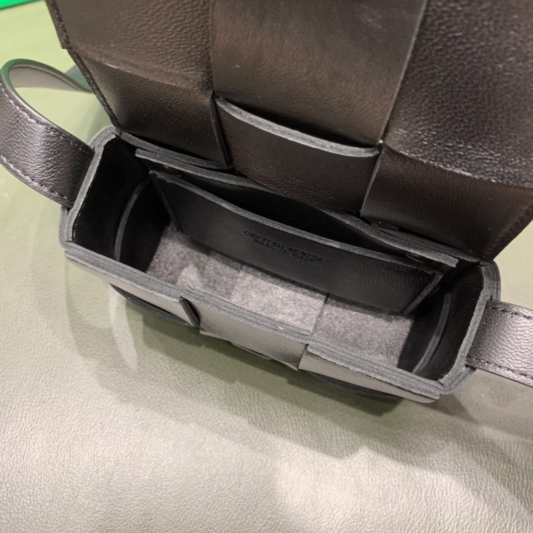 Bottega Veneta Mini Cassette 小包 666688羊皮黑色