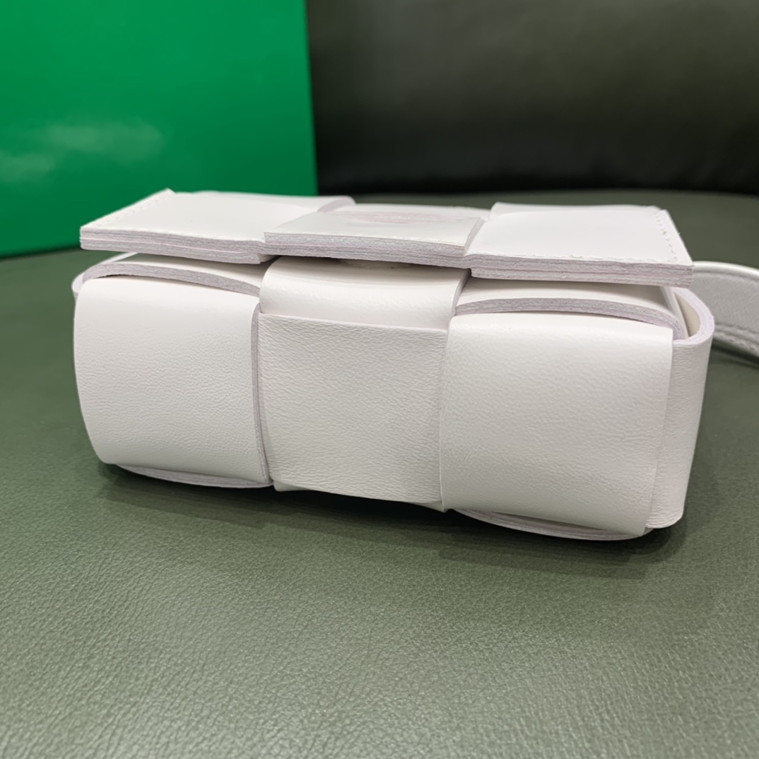 Bottega Veneta Mini Cassette 小包 666688羊皮白色