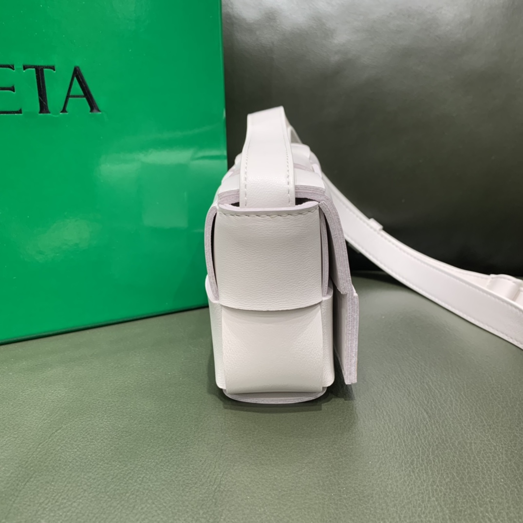 Bottega Veneta Mini Cassette 小包 666688羊皮白色