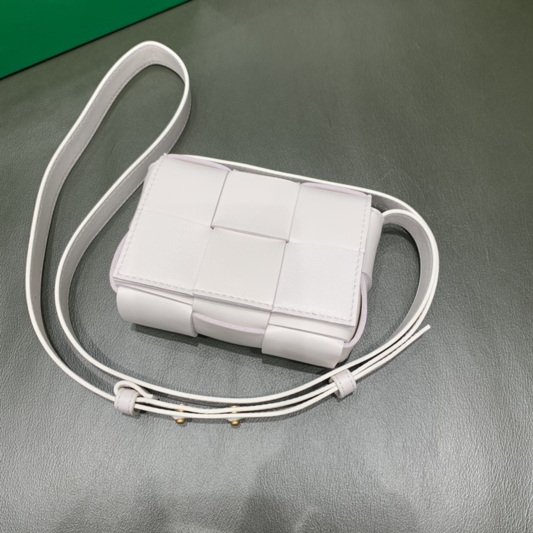 Bottega Veneta Mini Cassette 小包 666688羊皮白色